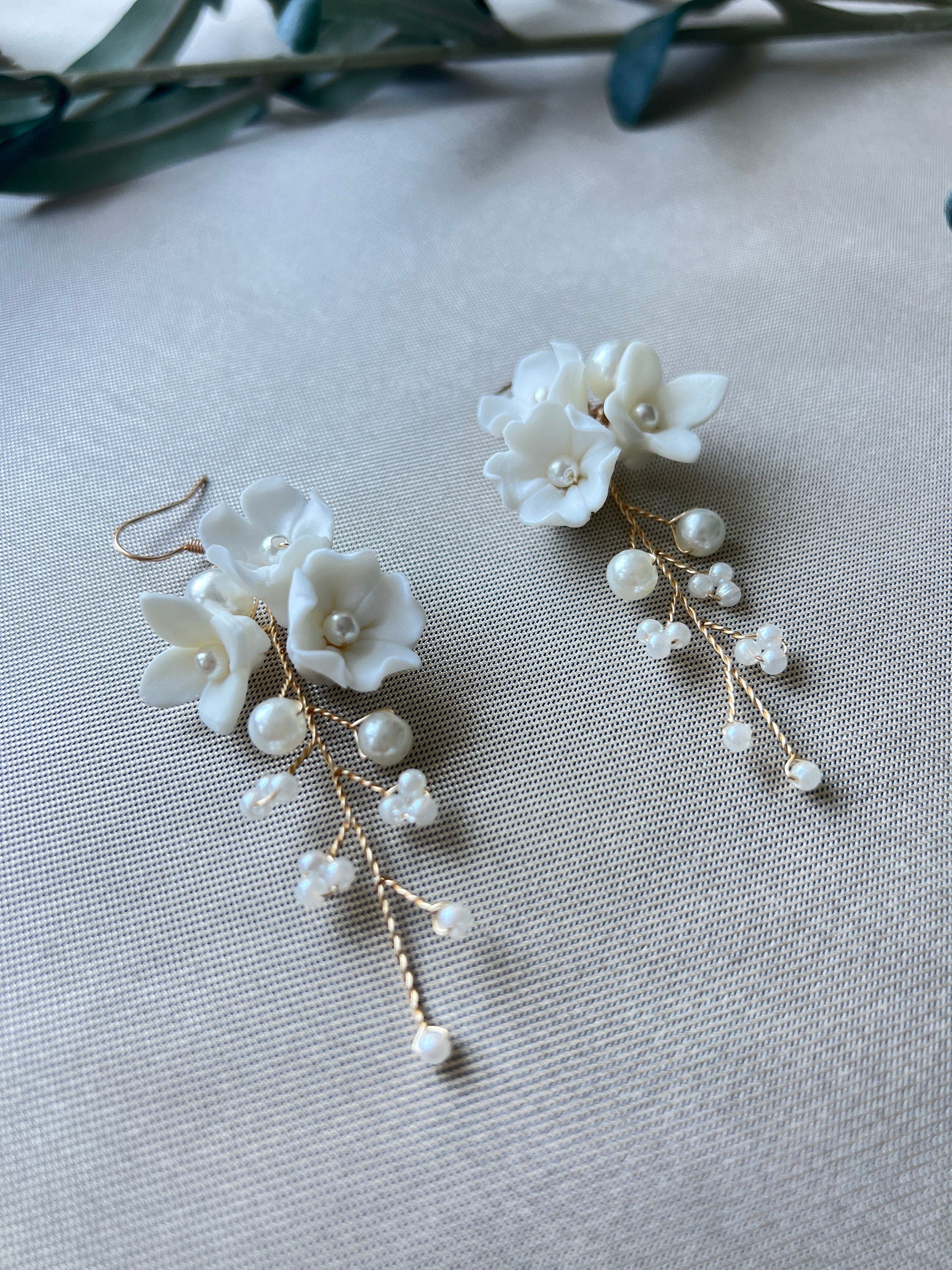 Elegante Brautohrringe, weiß und gold, Blüten Couture, Perlen Schmuck, Hängeohrringe, Brautschmuck, Braut-Ohrringe-Schmuckblüte
