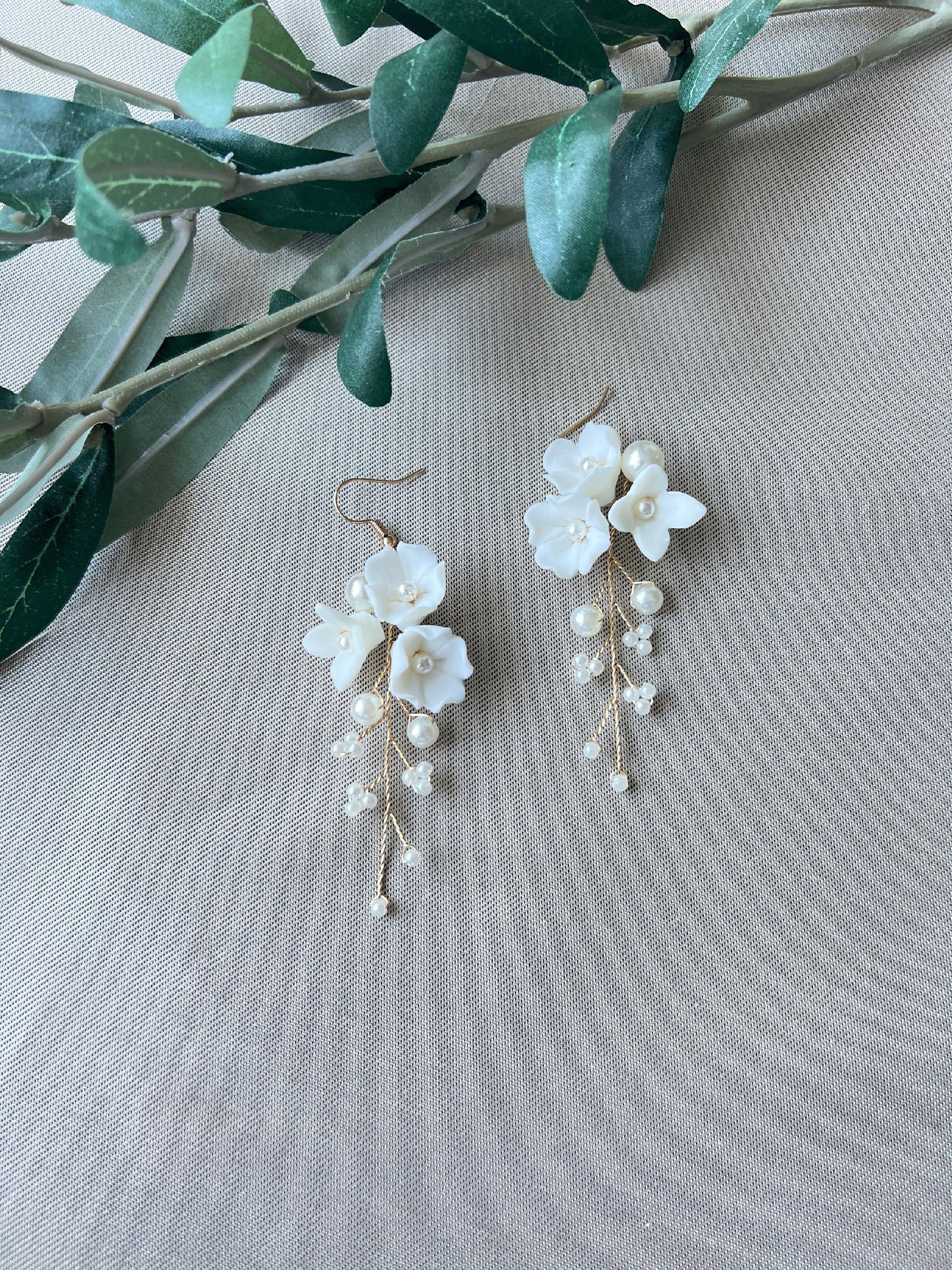 Elegante Brautohrringe, weiß und gold, Blüten Couture, Perlen Schmuck, Hängeohrringe, Brautschmuck, Braut-Ohrringe-Schmuckblüte