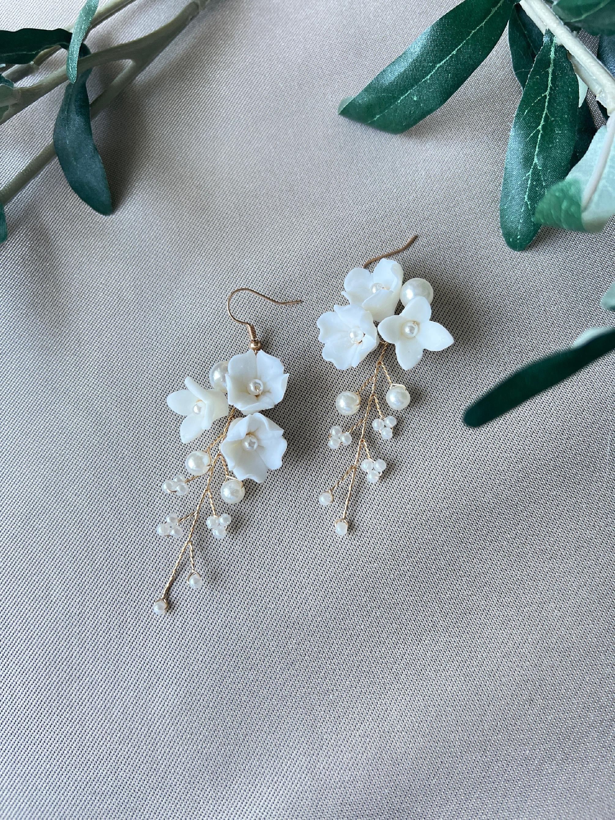 Elegante Brautohrringe, weiß und gold, Blüten Couture, Perlen Schmuck, Hängeohrringe, Brautschmuck, Braut-Ohrringe-Schmuckblüte