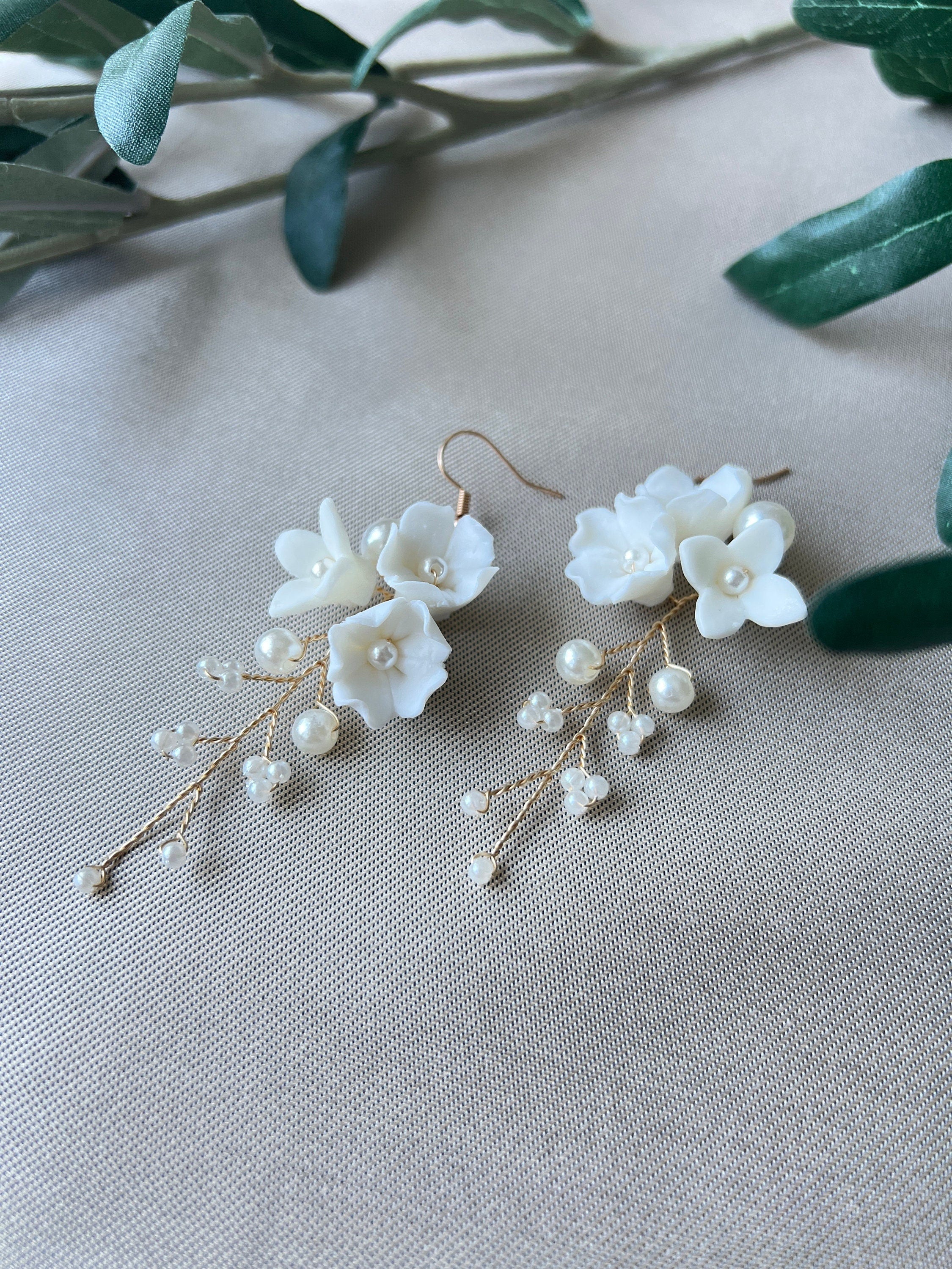 Elegante Brautohrringe, weiß und gold, Blüten Couture, Perlen Schmuck, Hängeohrringe, Brautschmuck, Braut-Ohrringe-Schmuckblüte