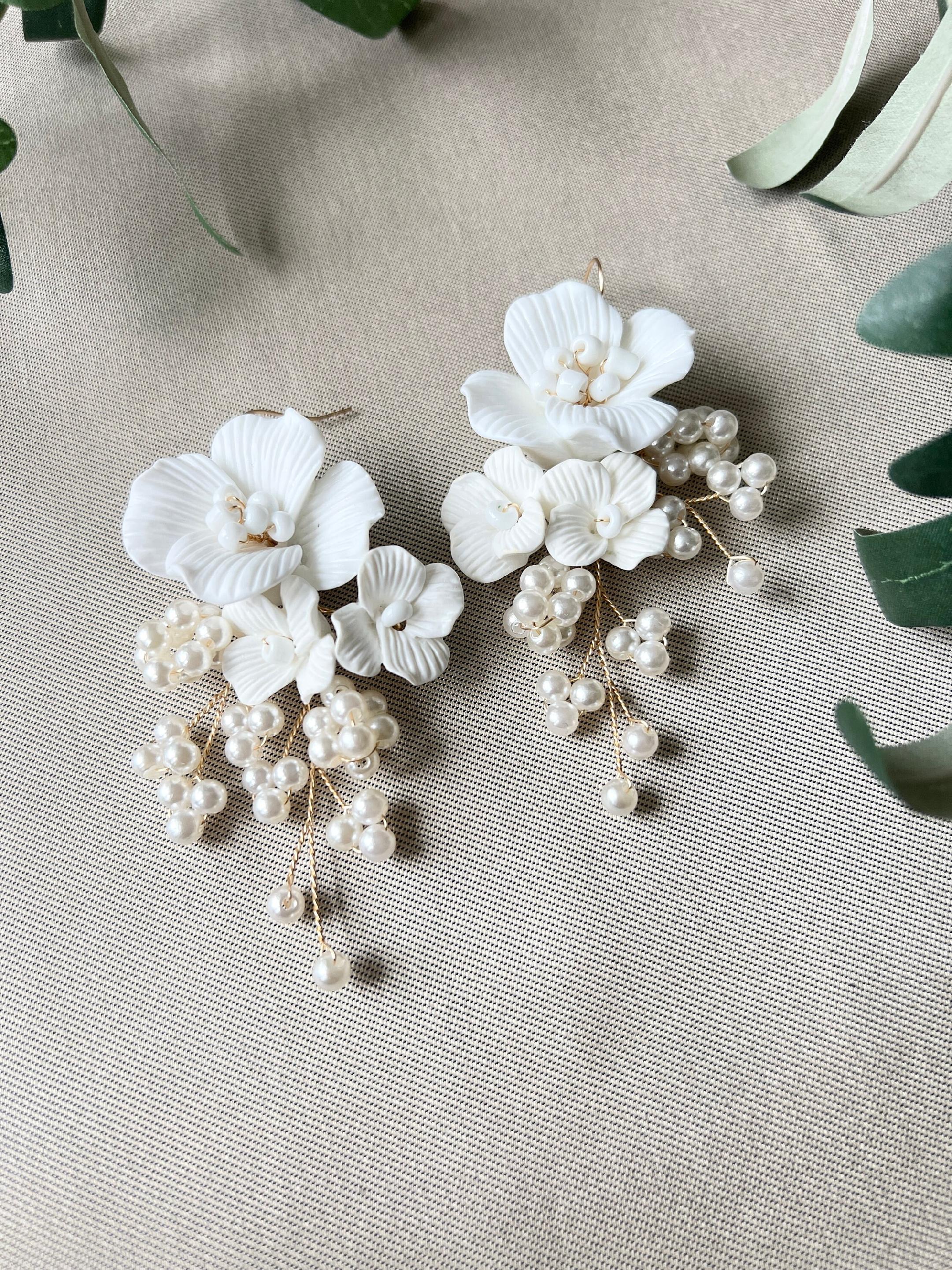Elegante Brautohrringe, weiß und gold , große Couture Blüten Keramikoptik, zarte Perlen, lange-Ohrringe-Schmuckblüte