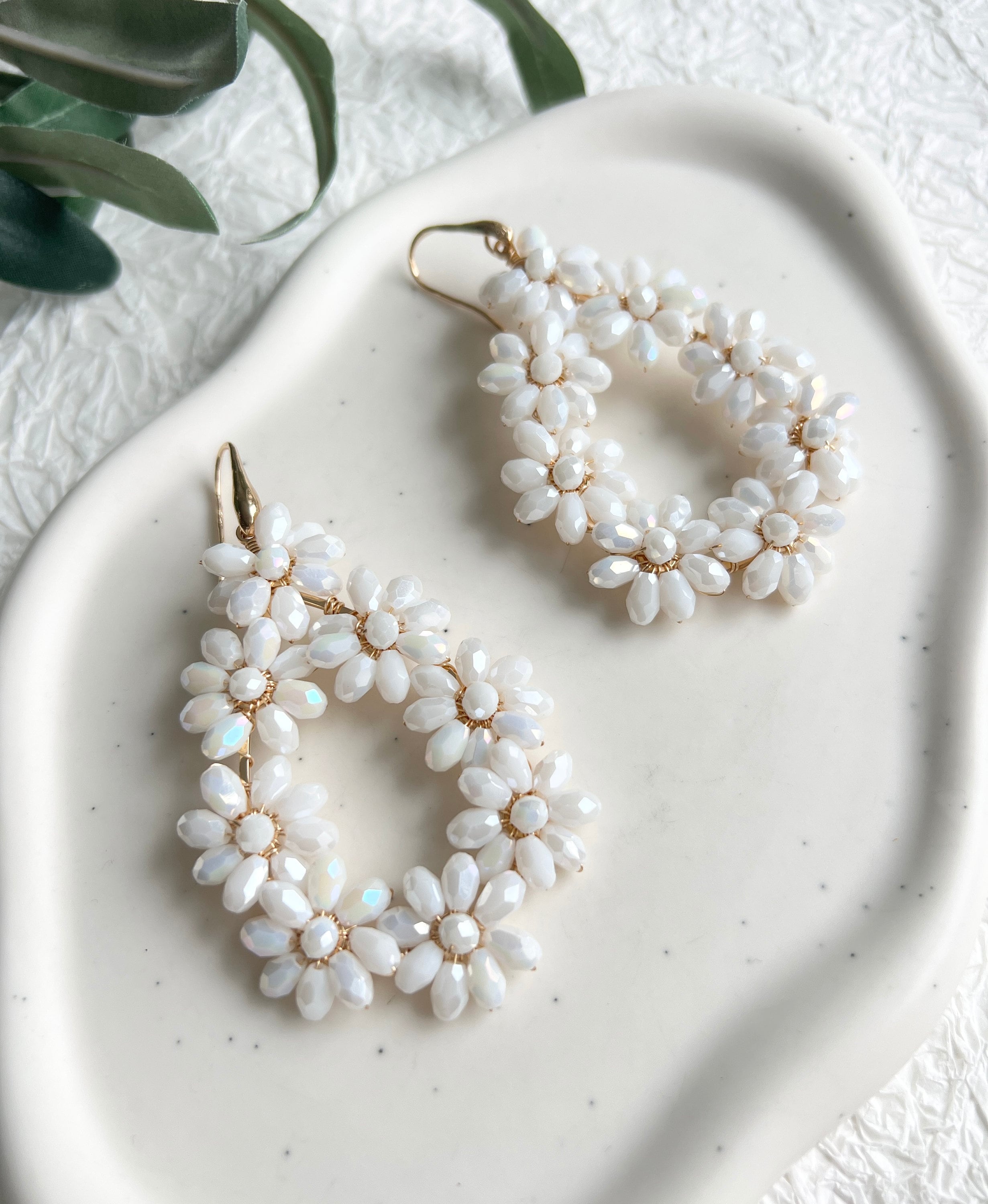 Elegante ovale Brautohrringe, verziert mit weißen glaenzenden Perlen in Blumenform, goldene Details, große Couture Blüten, zarte Perlen, lange Haengeohrringe, Ohrringe, Schmuck Hochzeit, Schmuckbluete