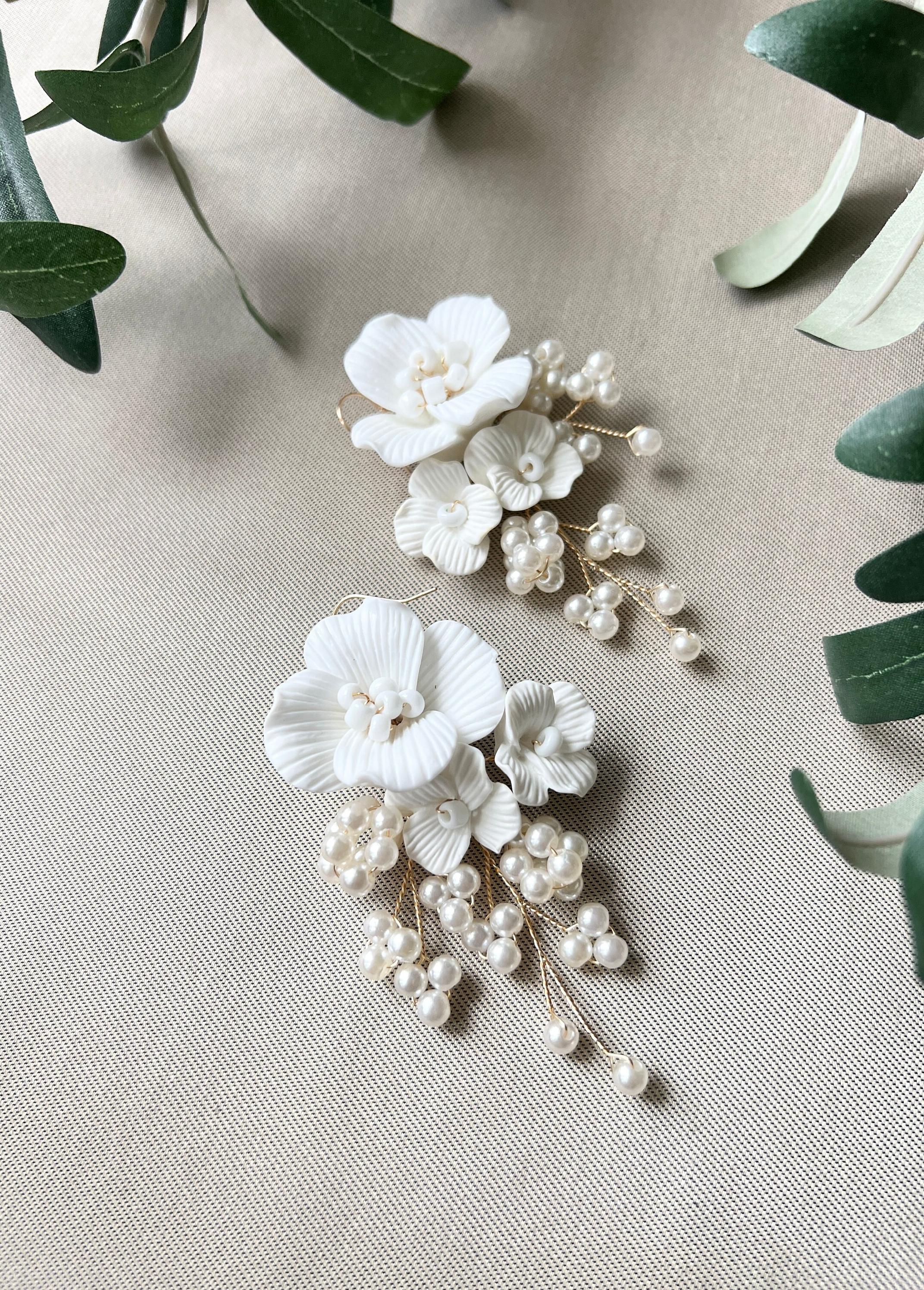 Elegante Brautohrringe, weiß und gold , große Couture Blüten Keramikoptik, zarte Perlen, lange-Ohrringe-Schmuckblüte