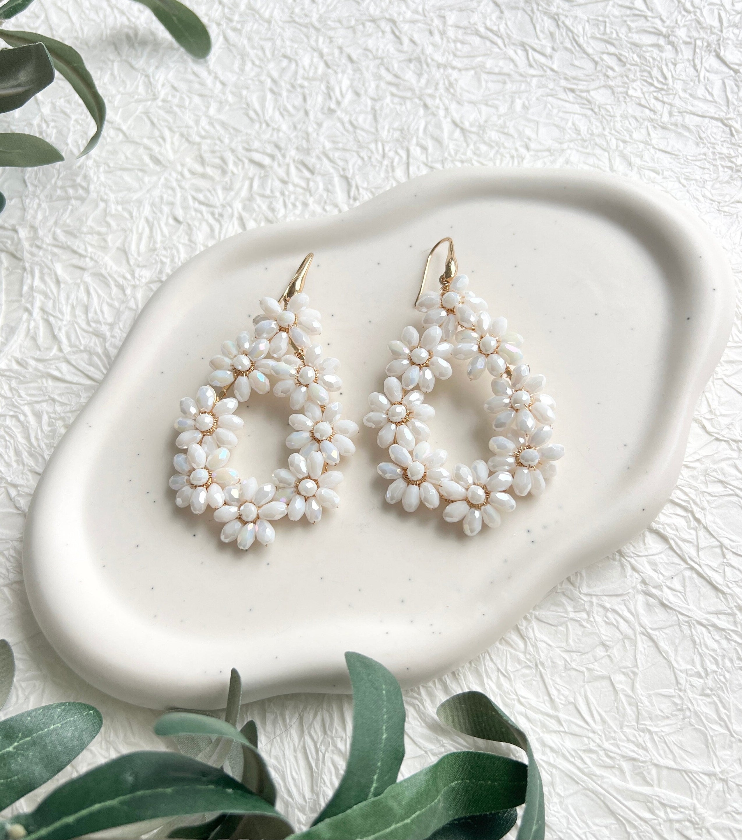 Elegante ovale Brautohrringe, verziert mit weißen glaenzenden Perlen in Blumenform, goldene Details, große Couture Blüten, zarte Perlen, lange Haengeohrringe, Ohrringe, Schmuck Hochzeit, Schmuckbluete