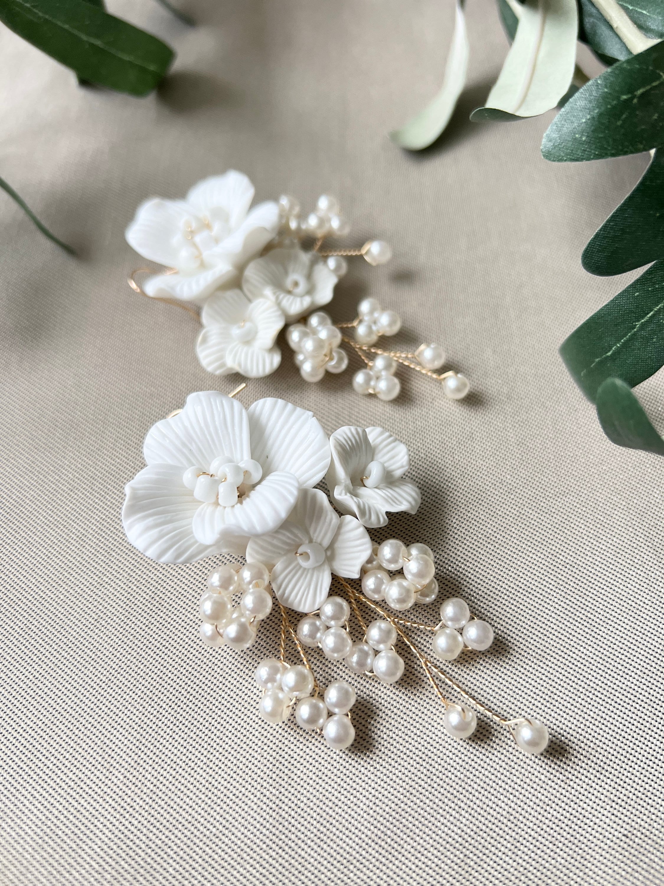 Elegante Brautohrringe, weiß und gold , große Couture Blüten Keramikoptik, zarte Perlen, lange-Ohrringe-Schmuckblüte