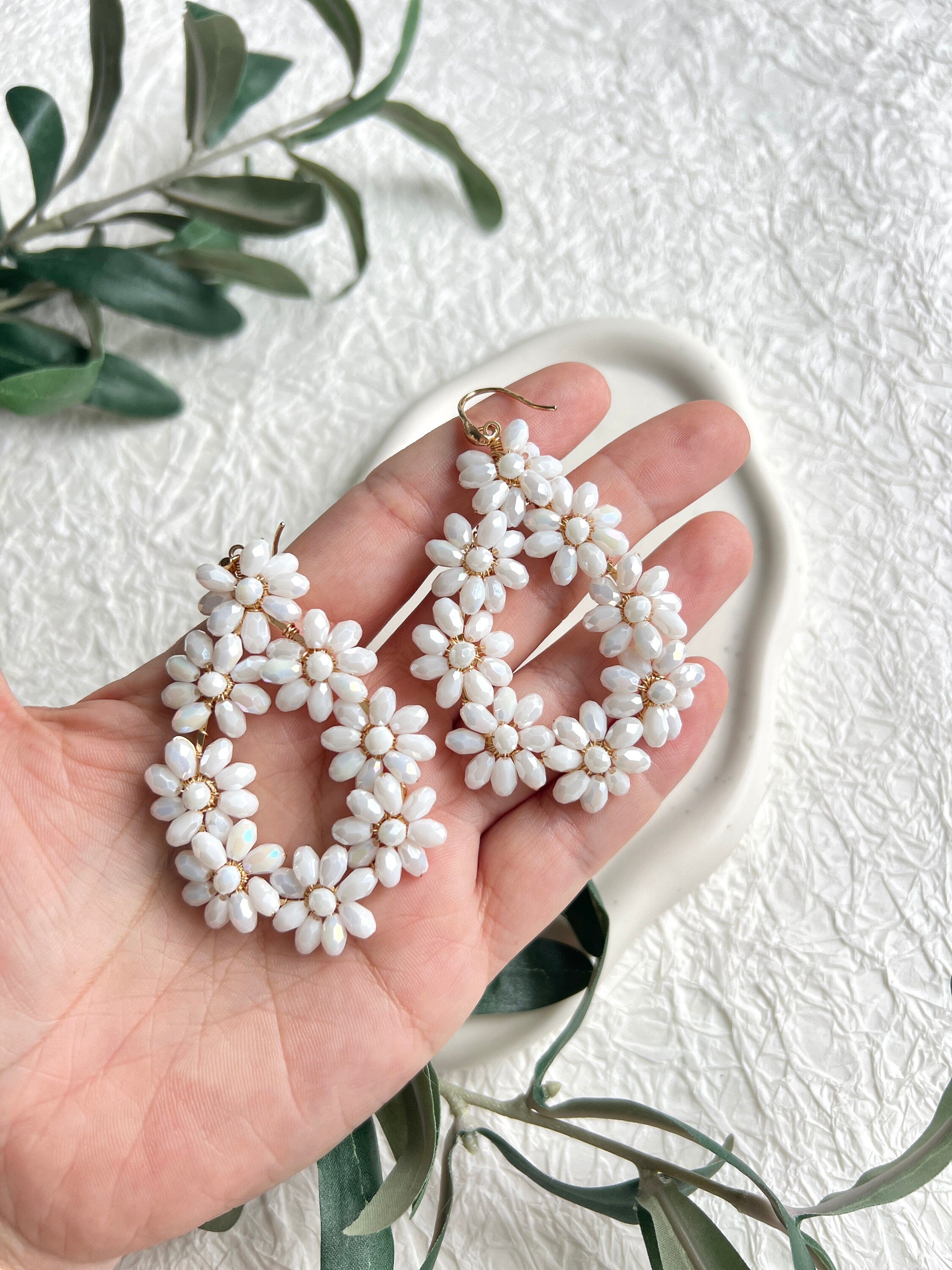 Elegante ovale Brautohrringe, verziert mit weißen glaenzenden Perlen in Blumenform, goldene Details, große Couture Blüten, zarte Perlen, lange Haengeohrringe, Ohrringe, Schmuck Hochzeit, Schmuckbluete