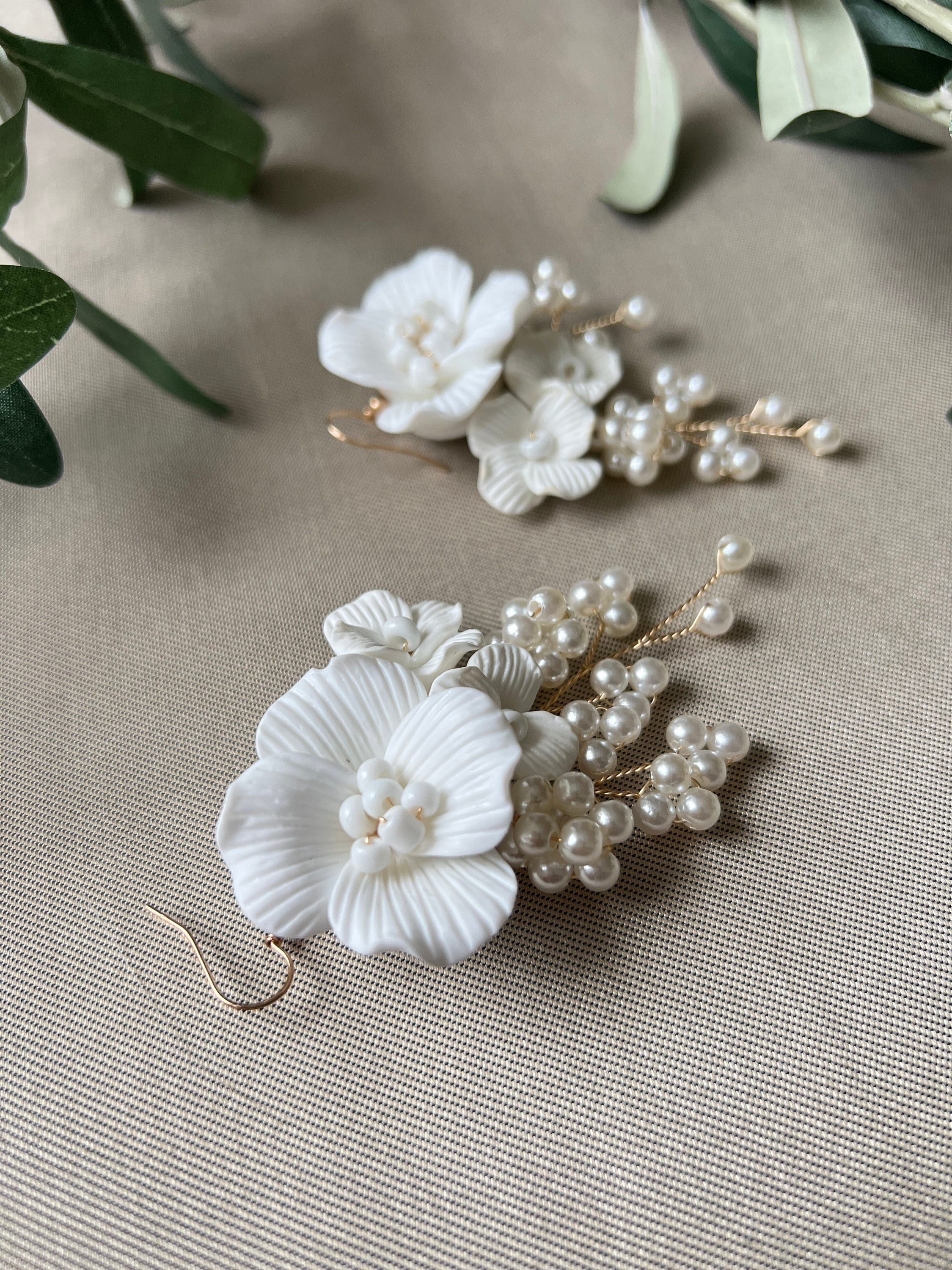Elegante Brautohrringe, weiß und gold , große Couture Blüten Keramikoptik, zarte Perlen, lange-Ohrringe-Schmuckblüte