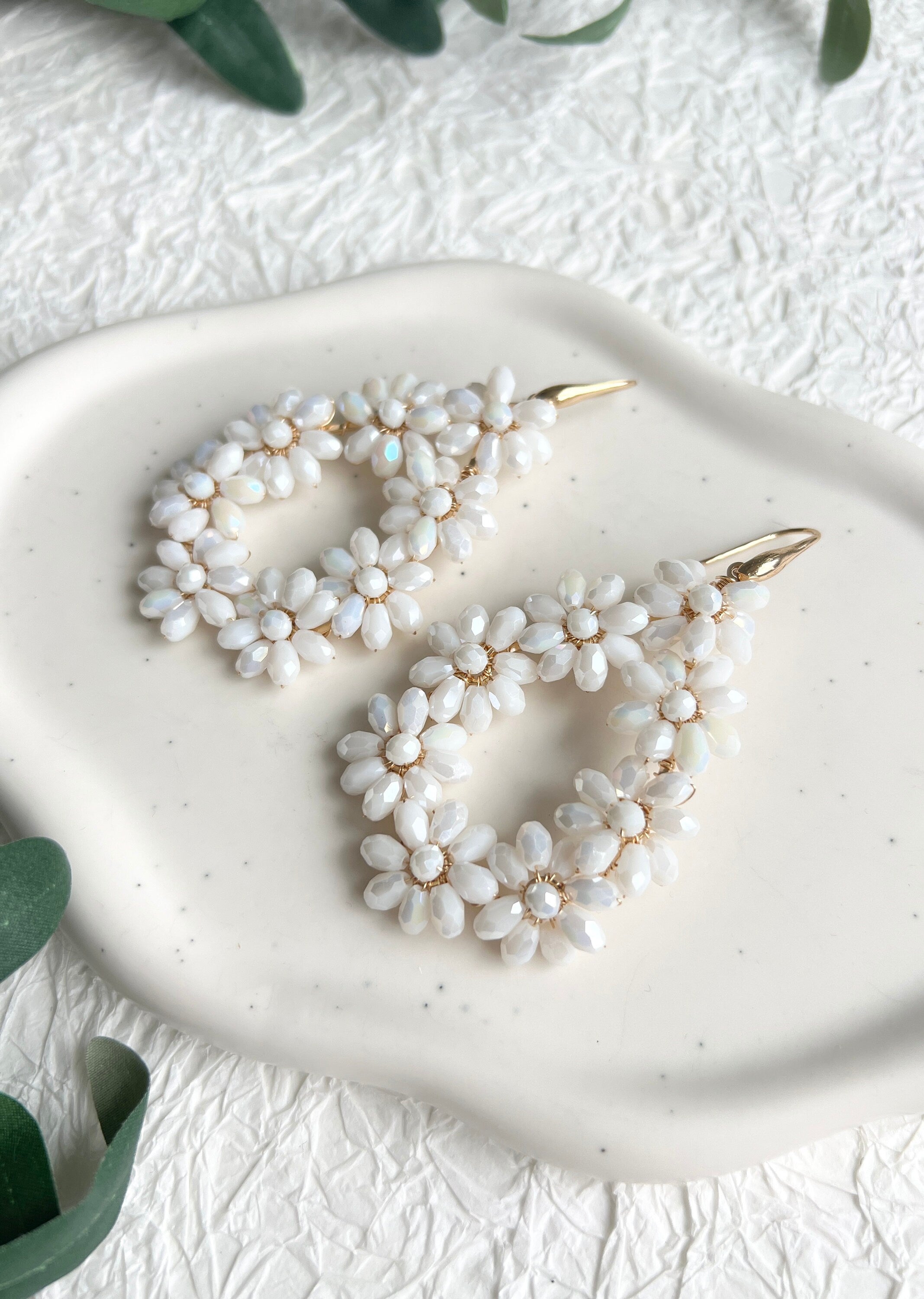 Elegante ovale Brautohrringe, verziert mit weißen glaenzenden Perlen in Blumenform, goldene Details, große Couture Blüten, zarte Perlen, lange Haengeohrringe, Ohrringe, Schmuck Hochzeit, Schmuckbluete