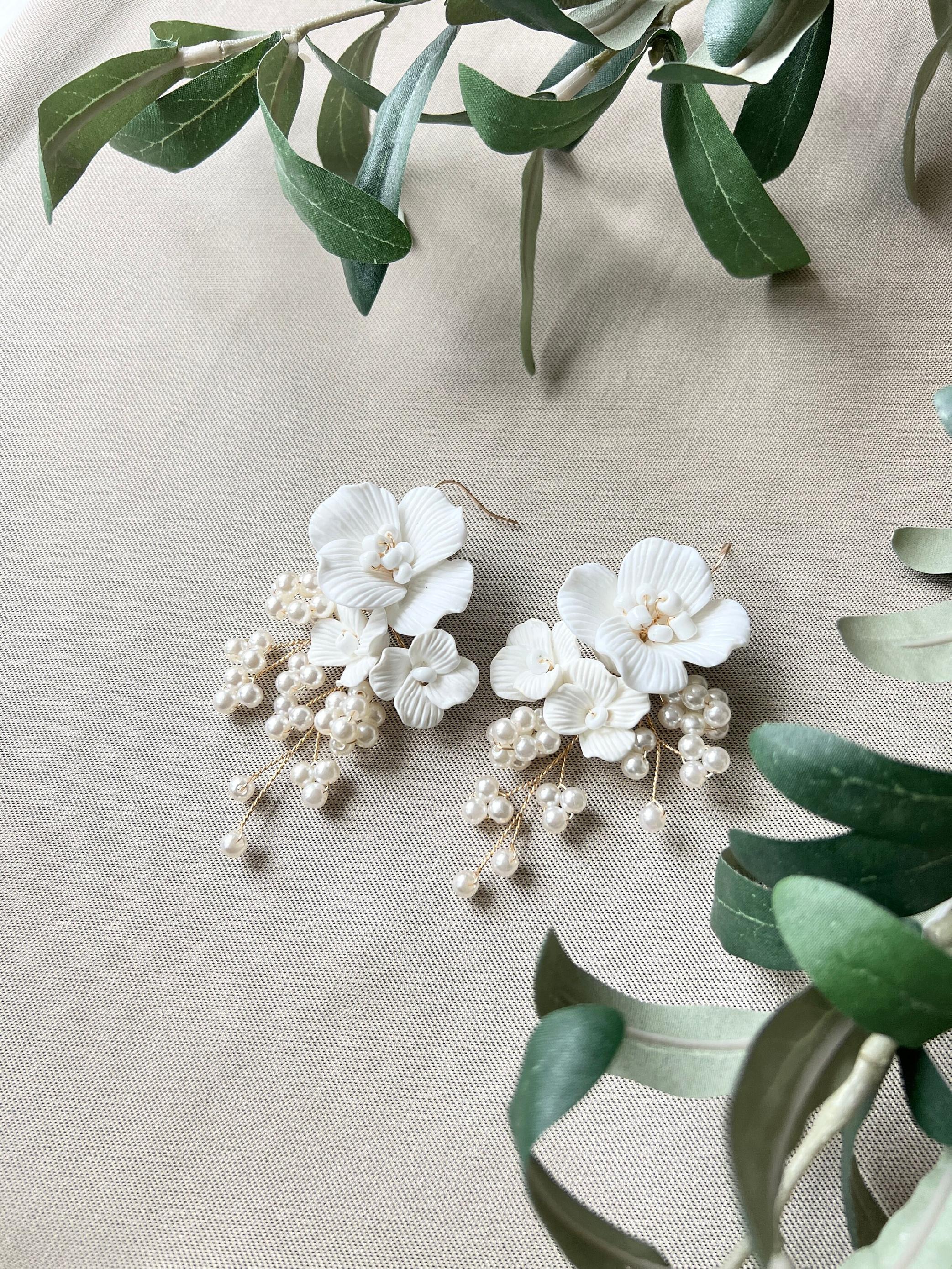 Elegante Brautohrringe, weiß und gold , große Couture Blüten Keramikoptik, zarte Perlen, lange-Ohrringe-Schmuckblüte