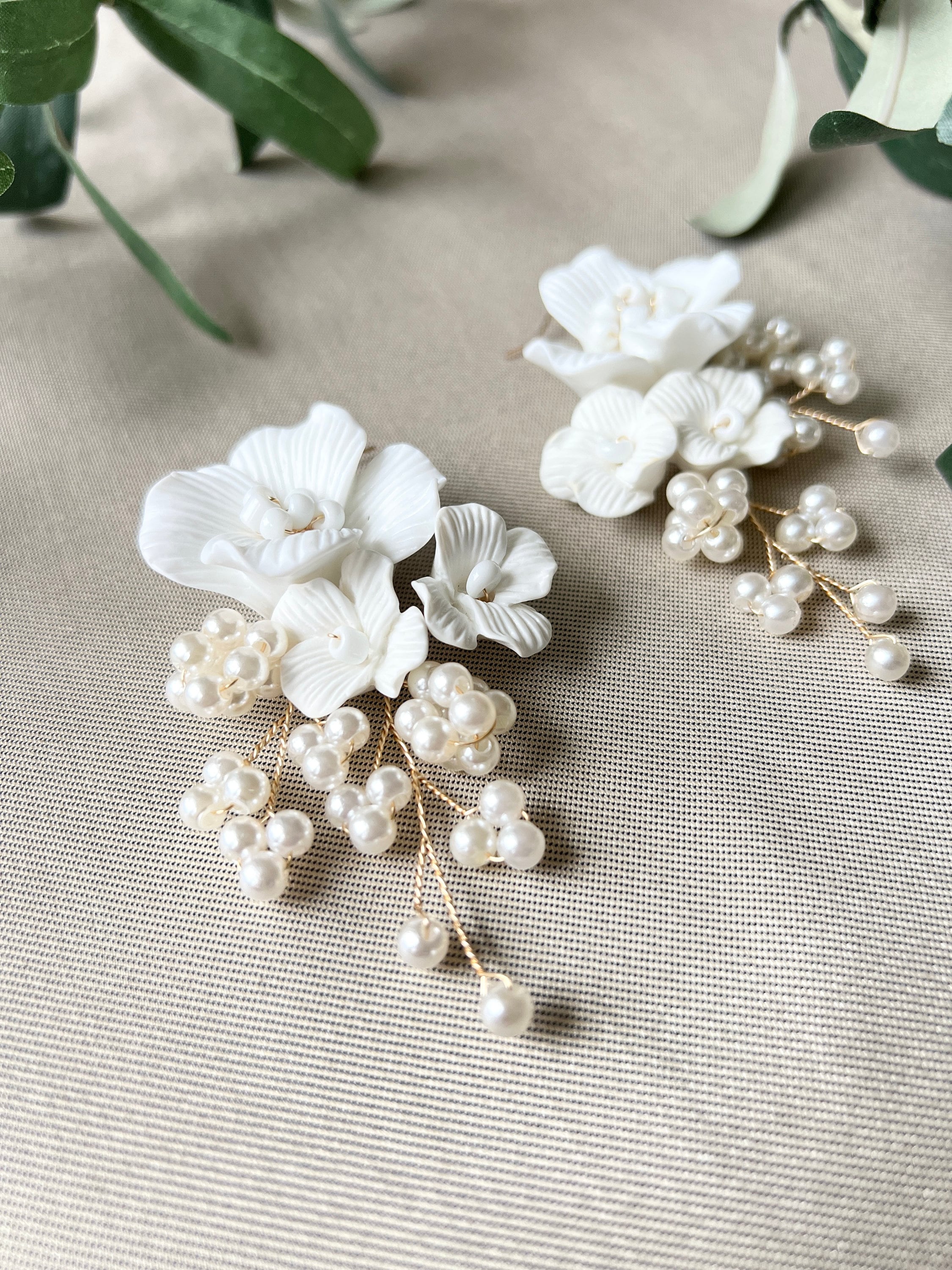 Elegante Brautohrringe, weiß und gold , große Couture Blüten Keramikoptik, zarte Perlen, lange-Ohrringe-Schmuckblüte