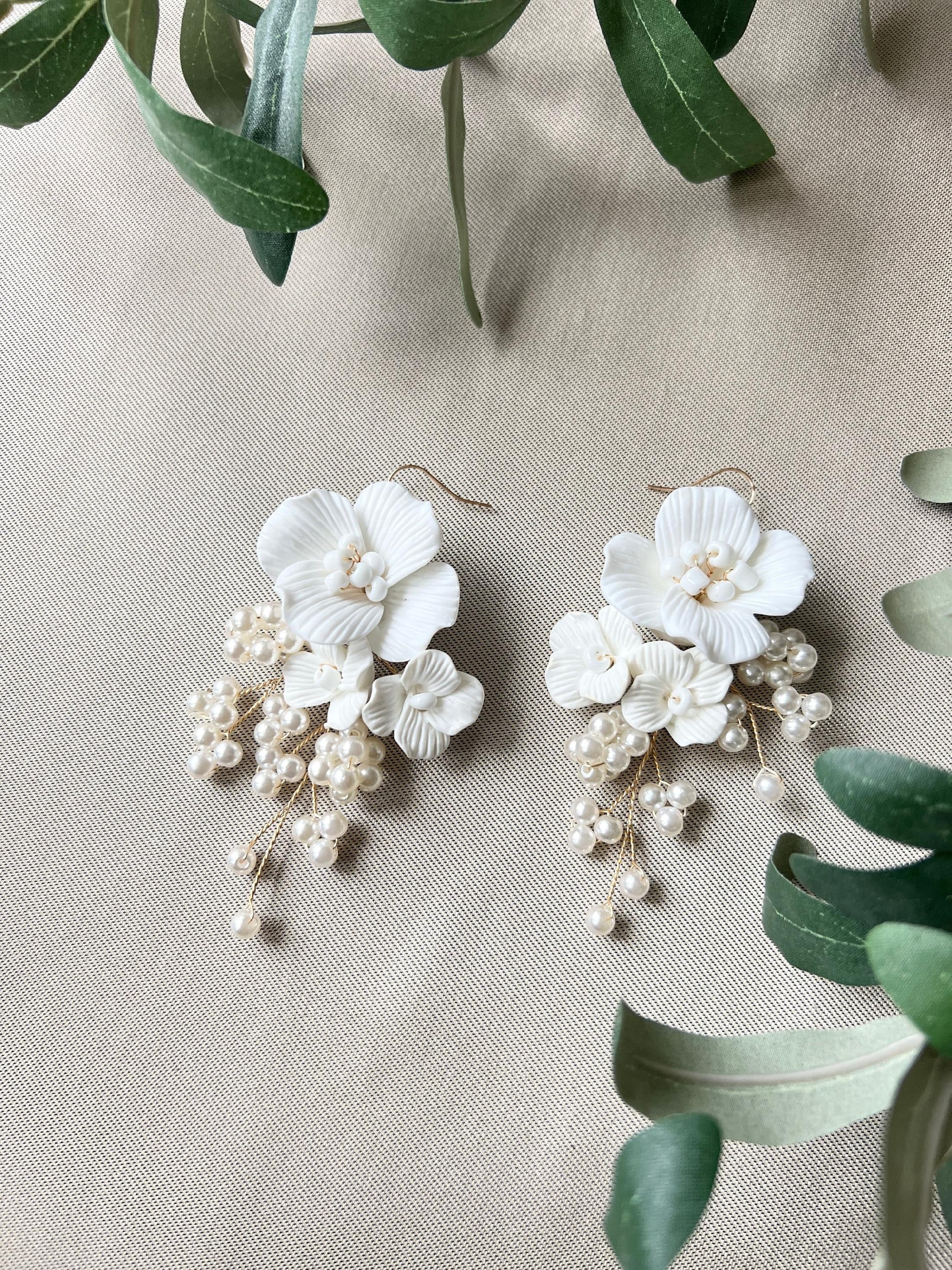 Elegante Brautohrringe, weiß und gold , große Couture Blüten Keramikoptik, zarte Perlen, lange-Ohrringe-Schmuckblüte