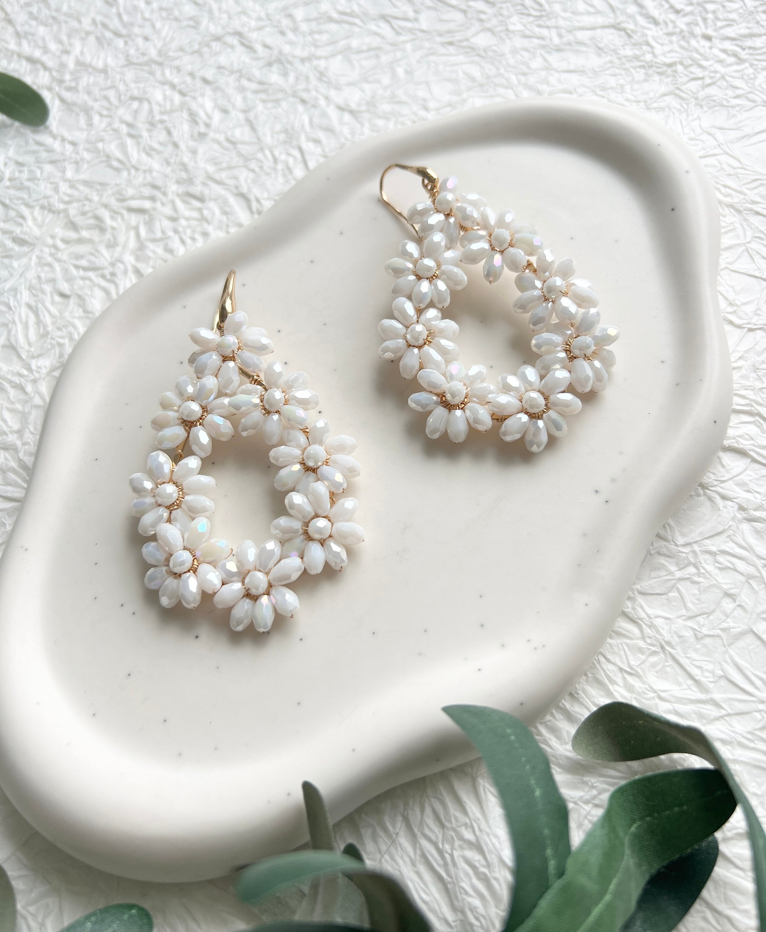 Elegante ovale Brautohrringe, verziert mit weißen glaenzenden Perlen in Blumenform, goldene Details, große Couture Blüten, zarte Perlen, lange Haengeohrringe, Ohrringe, Schmuck Hochzeit, Schmuckbluete