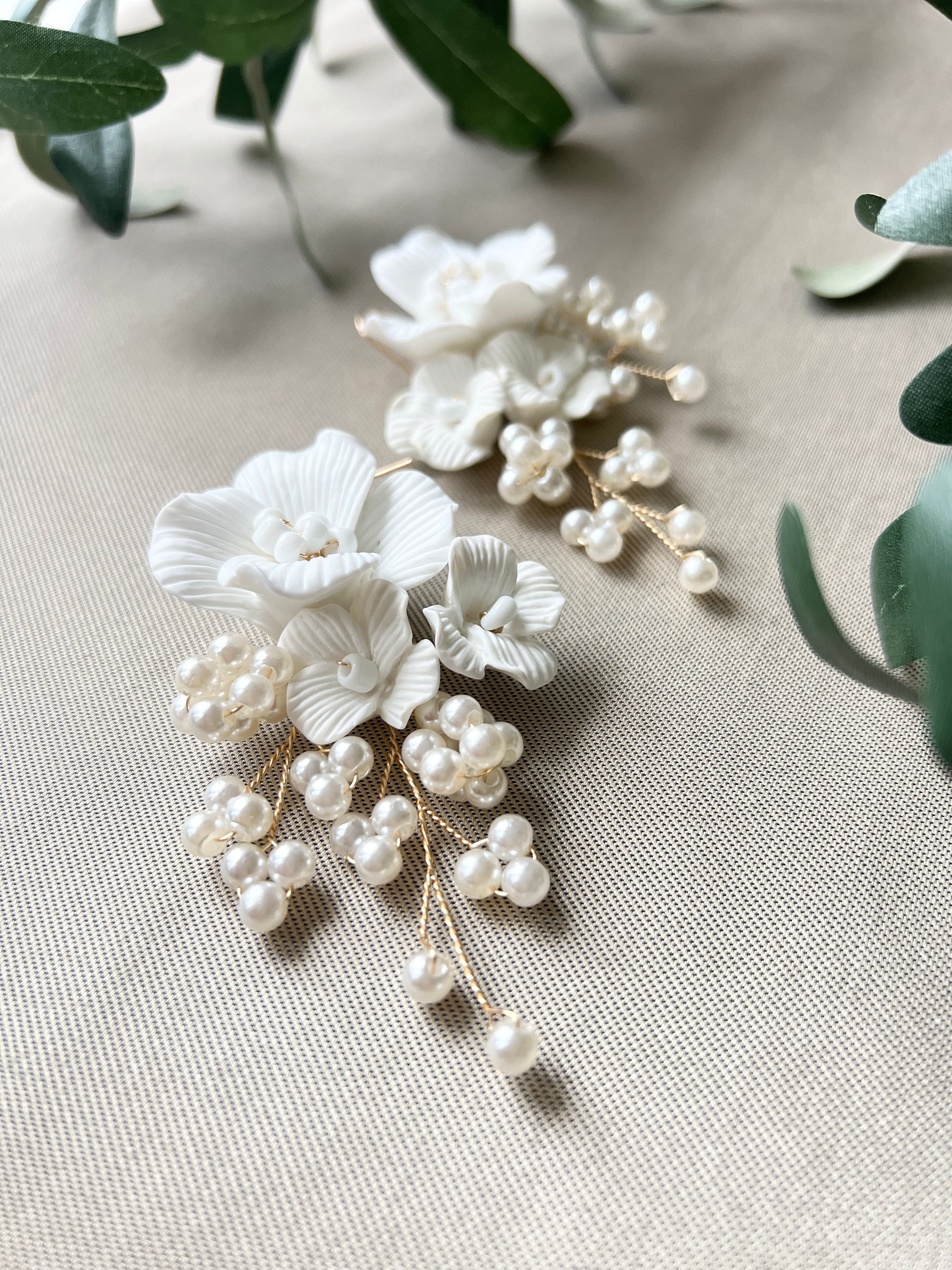 Elegante Brautohrringe, weiß und gold , große Couture Blüten Keramikoptik, zarte Perlen, lange-Ohrringe-Schmuckblüte
