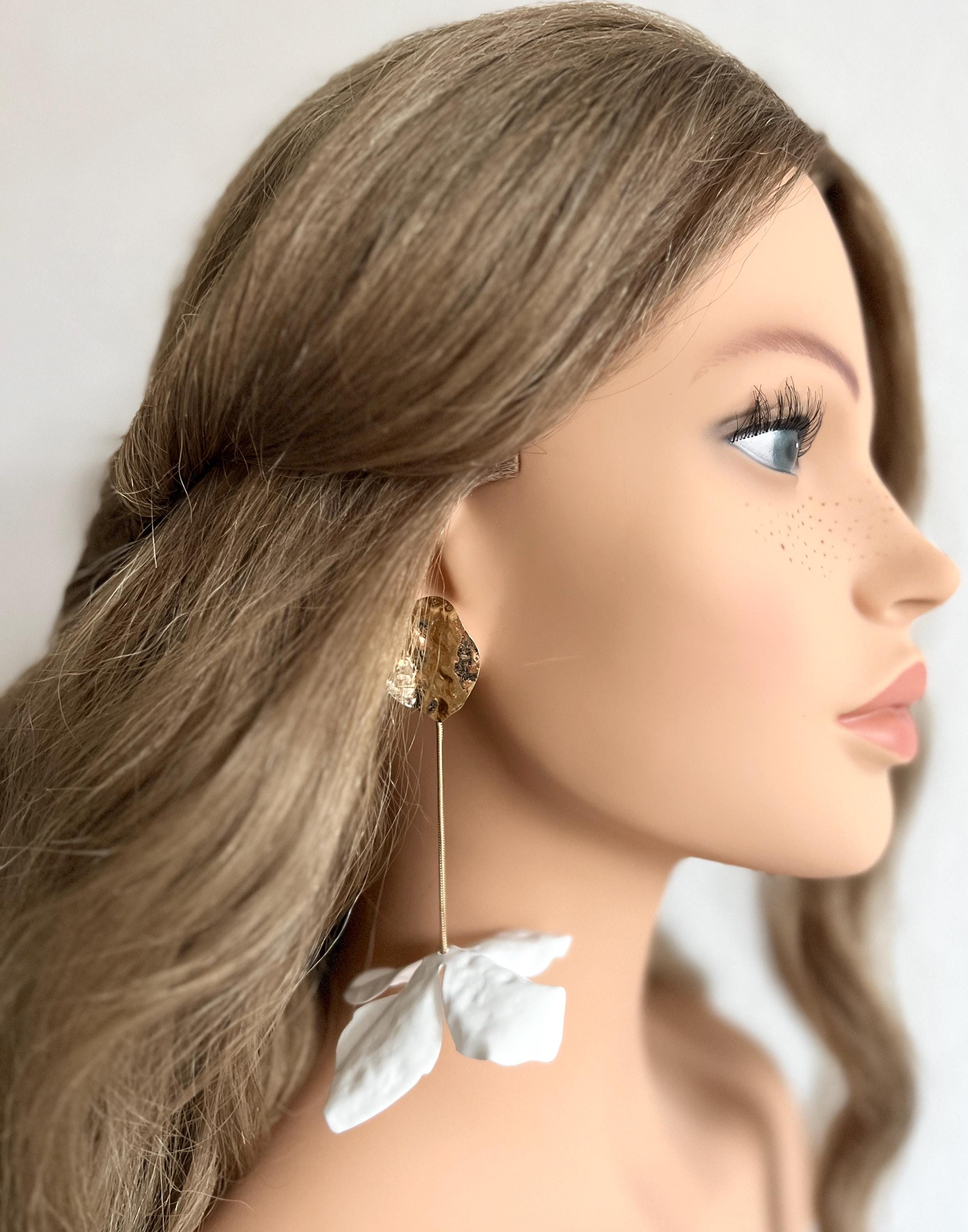 moderne lange Hängeohrringe, Braut Ohrringe, Brautschmuck, große weiße Blätter, Gold Details, Ohrstecker Standesamt, elegante Brautohrringe