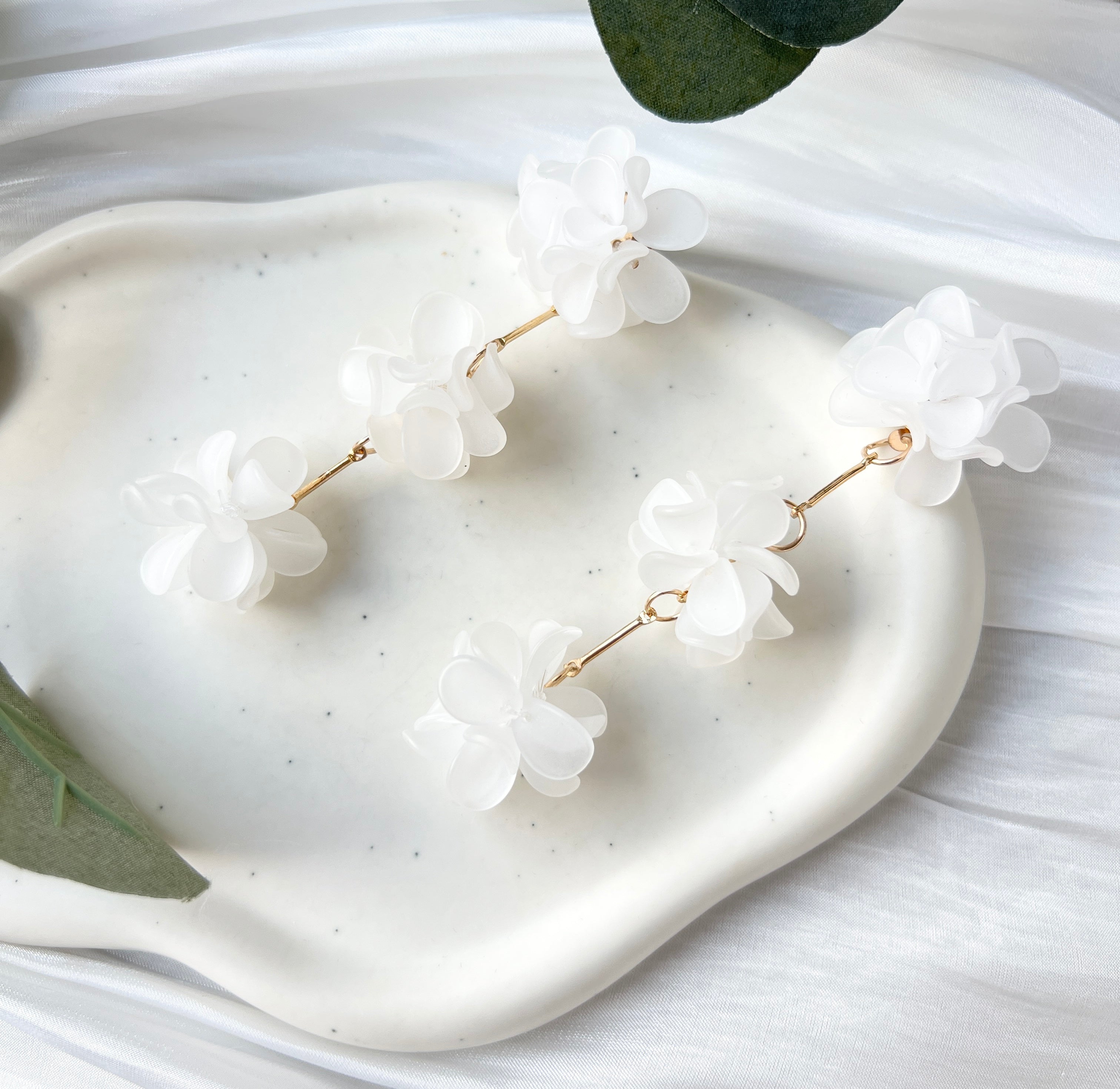 Lange Blütenohrringe, Weiße Blumen, Goldene Details, elegante Brautohrringe, feiner Brautschmuck, milchig-weiss, Hochzeitsschmuck, Schmuck Hochzeit, Statementschmuck, Ohrringe Standesamt, Blumenschmuck, Weddinginspiration, Bridalinspo, Bride to be, Earrings