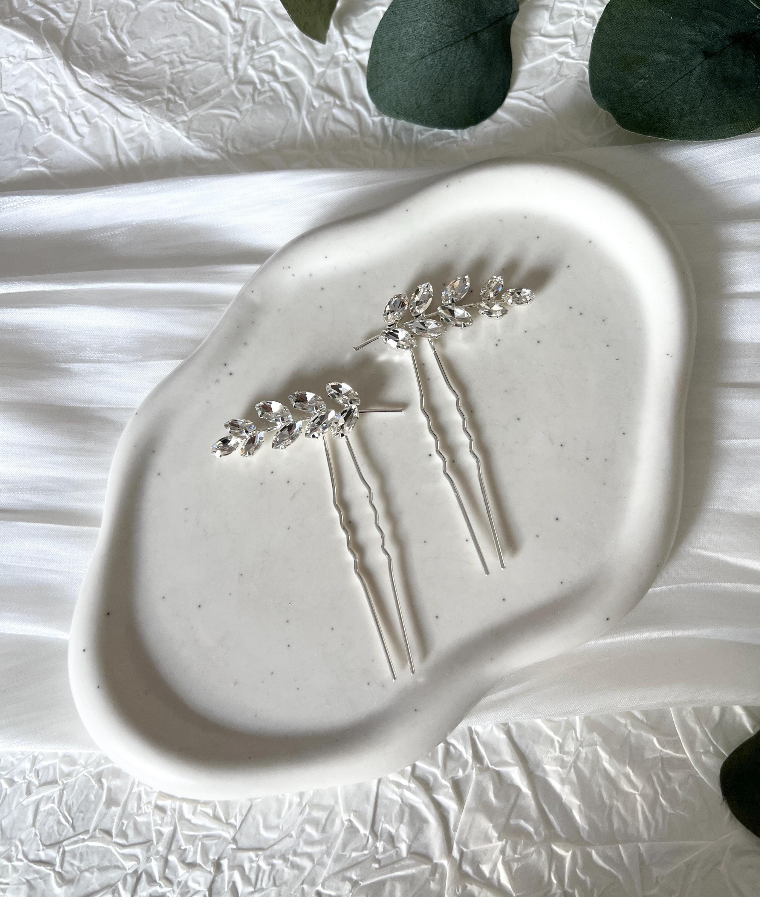 Feine Haarnadeln, 2 Stueck, Brautset, silberne Haarnadeln in Blaetterform, Strassteine, hell Silber, edler Brauthaarschmuck, Brautfrisur, moderner Hochzeitsschmuck, Schmuck Hochzeit, hochwertige Haarspangen