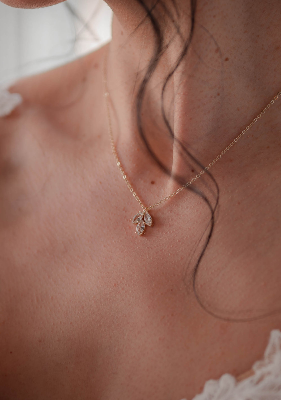 Feiner Brautschmuck, goldene Halskette, Blaetter, Brautkette, elegante Brauthalskette, Hochzeitsschmuck, Damenschmuck, Geschenk fuer Frauen, Weihnachtsgeschenk, Geburtstagsgeschenk