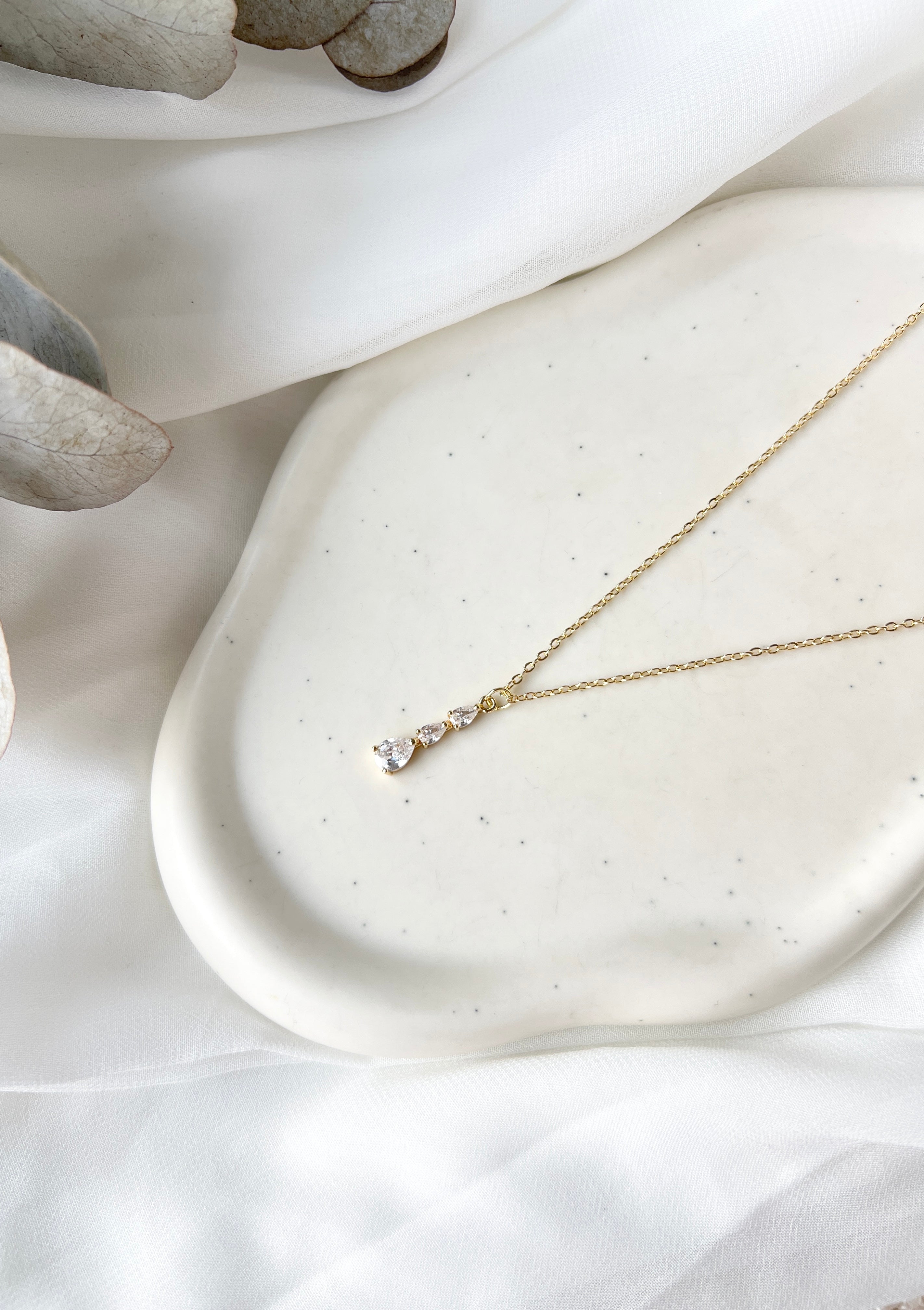 Feine Halskette, goldener Brautschmuck, Brauthalskette, Edelstahl, verstellbare Laenge, Hochzeitsschmuck, Gold, funkelnder Cubic Zirconia Anhaenger, elegante Kette, Hochzeit, Schmuck, Damenschmuck, Geschenk für Sie, Frauenschmuck, Weddinginspiration