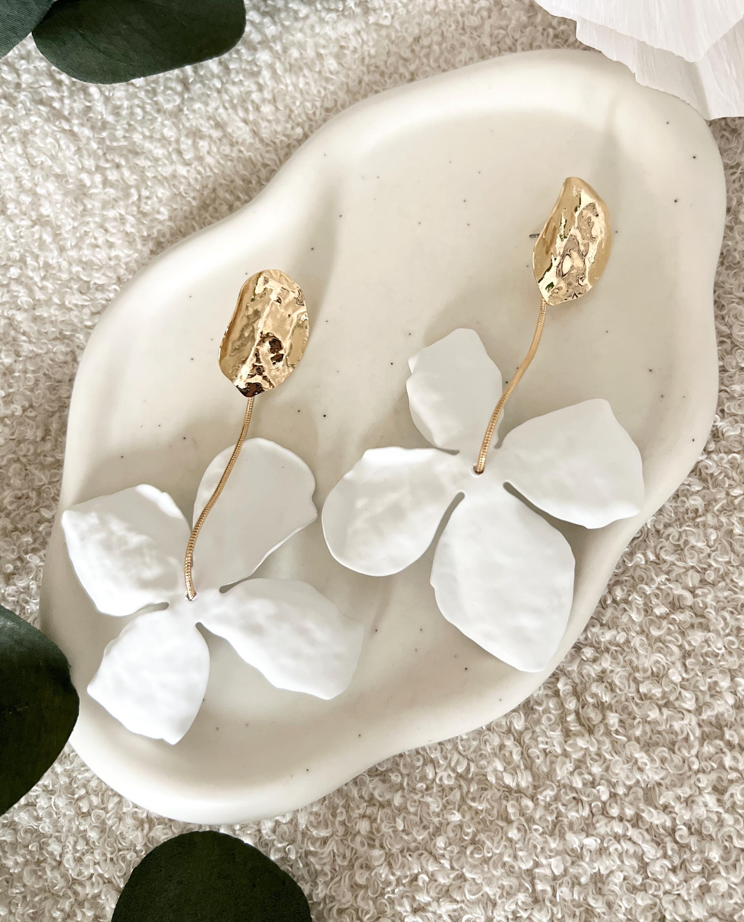 moderne lange Hängeohrringe, Braut Ohrringe, Brautschmuck, große weiße Blätter, Gold Details, Ohrstecker Standesamt, elegante Brautohrringe