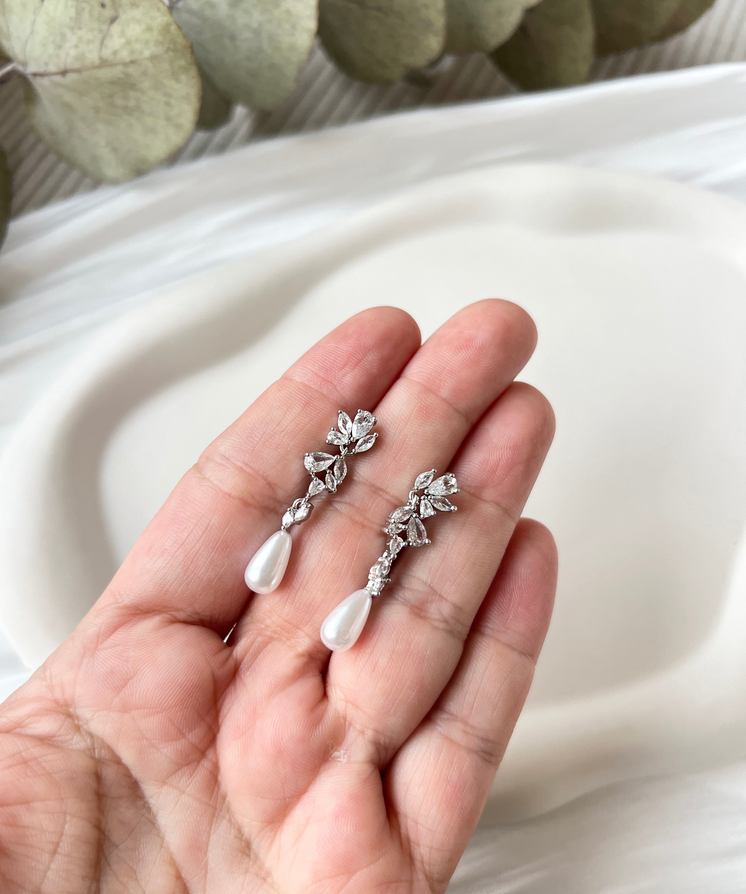 Hängende Perlenohrstecker mit ovalen weißen Perlen und funkelnden Zirkoniasteinen, moderne Brautohrringe, Gold oder Silber, Ohrringe fuer Frauen, Elegante Ohrstecker fuer die Braut, Brautjungfer oder Trauzeugin, hochwertiger Schmuck Hochzeit, Geschenk fuer Sie, Weihnachtsgeschenk Frauen, feiner Damenschmuck