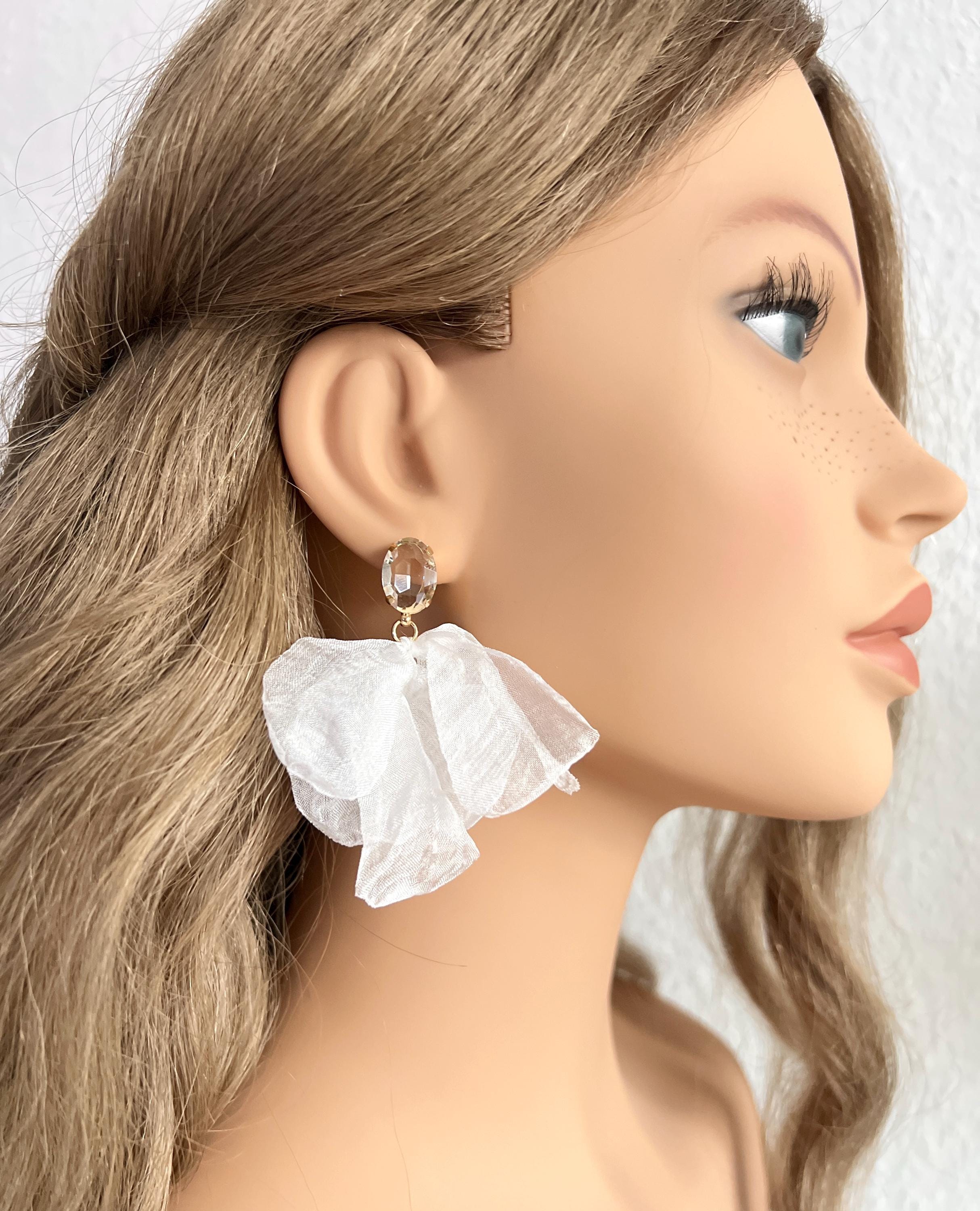 große Ohrringe, weiße Blätter aus Stoff, Brautohrringe weiß, Blütenblätter, Brautschmuck, moderne Ohrstecker Standesamt, Braut Schmuck Hochzeit