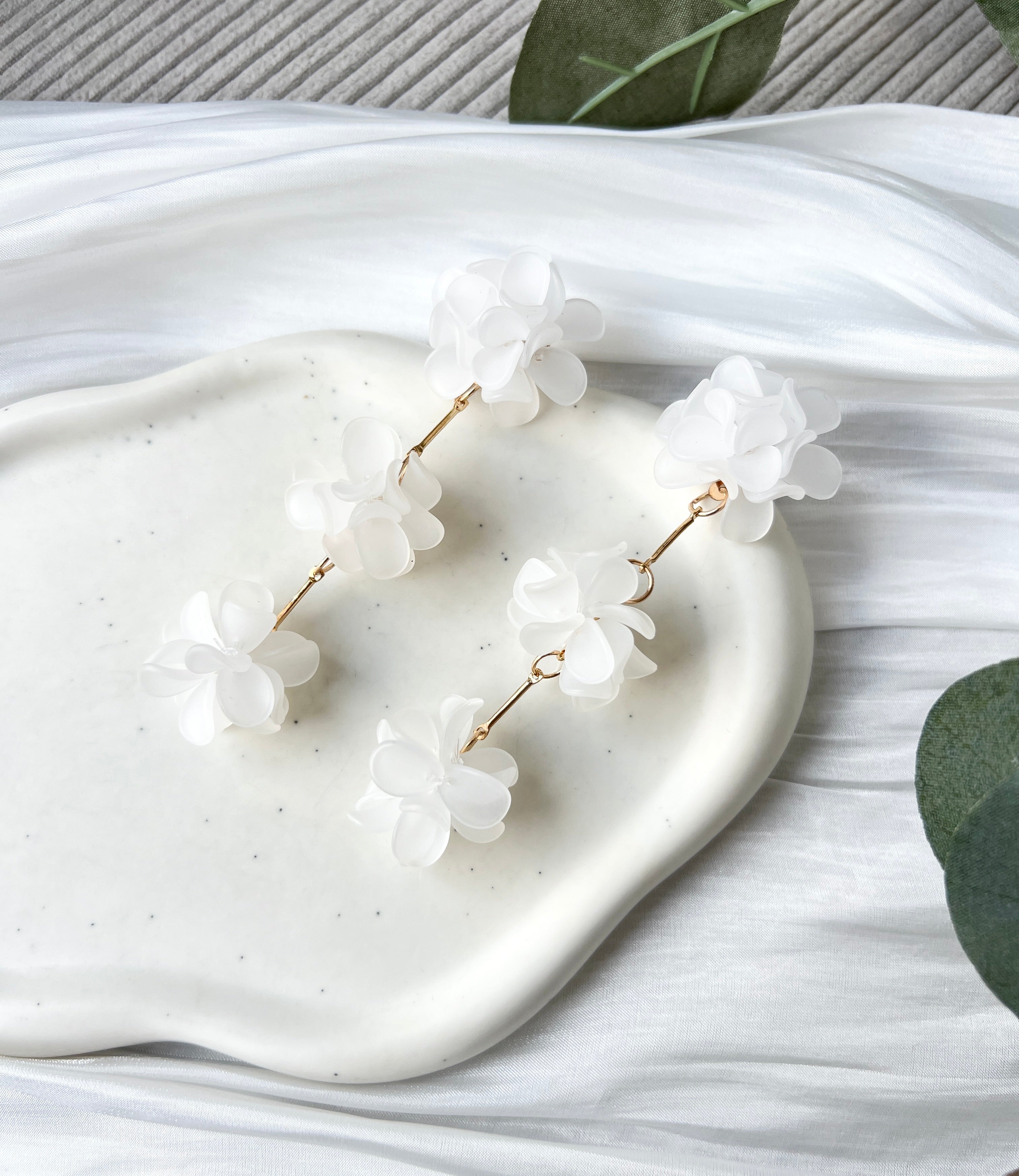 Lange Blütenohrringe, Weiße Blumen, Goldene Details, elegante Brautohrringe, feiner Brautschmuck, milchig-weiss, Hochzeitsschmuck, Schmuck Hochzeit, Statementschmuck, Ohrringe Standesamt, Blumenschmuck, Weddinginspiration, Bridalinspo, Bride to be, Earrings