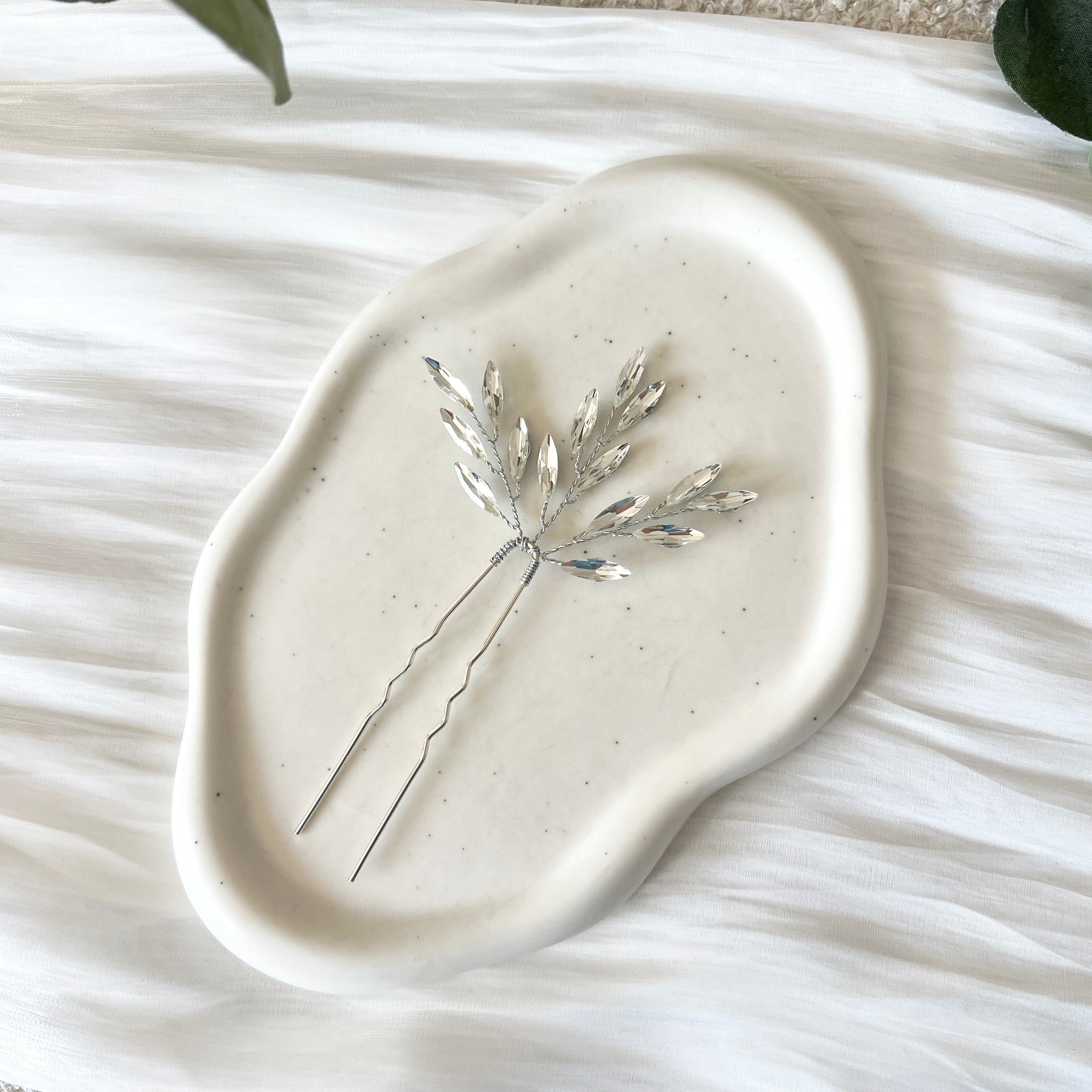 Haarnadel welche mit feinen laenglichen Strasssteinen verziert ist, Silber, Brauthaarschmuck, eleganter Haarschmuck, hochwertige glaenzende Haarspange, funkelnder Brautschmuck fuer die Brautfrisur, silberner Hochzeitsschmuck, Schmuck Hochzeit