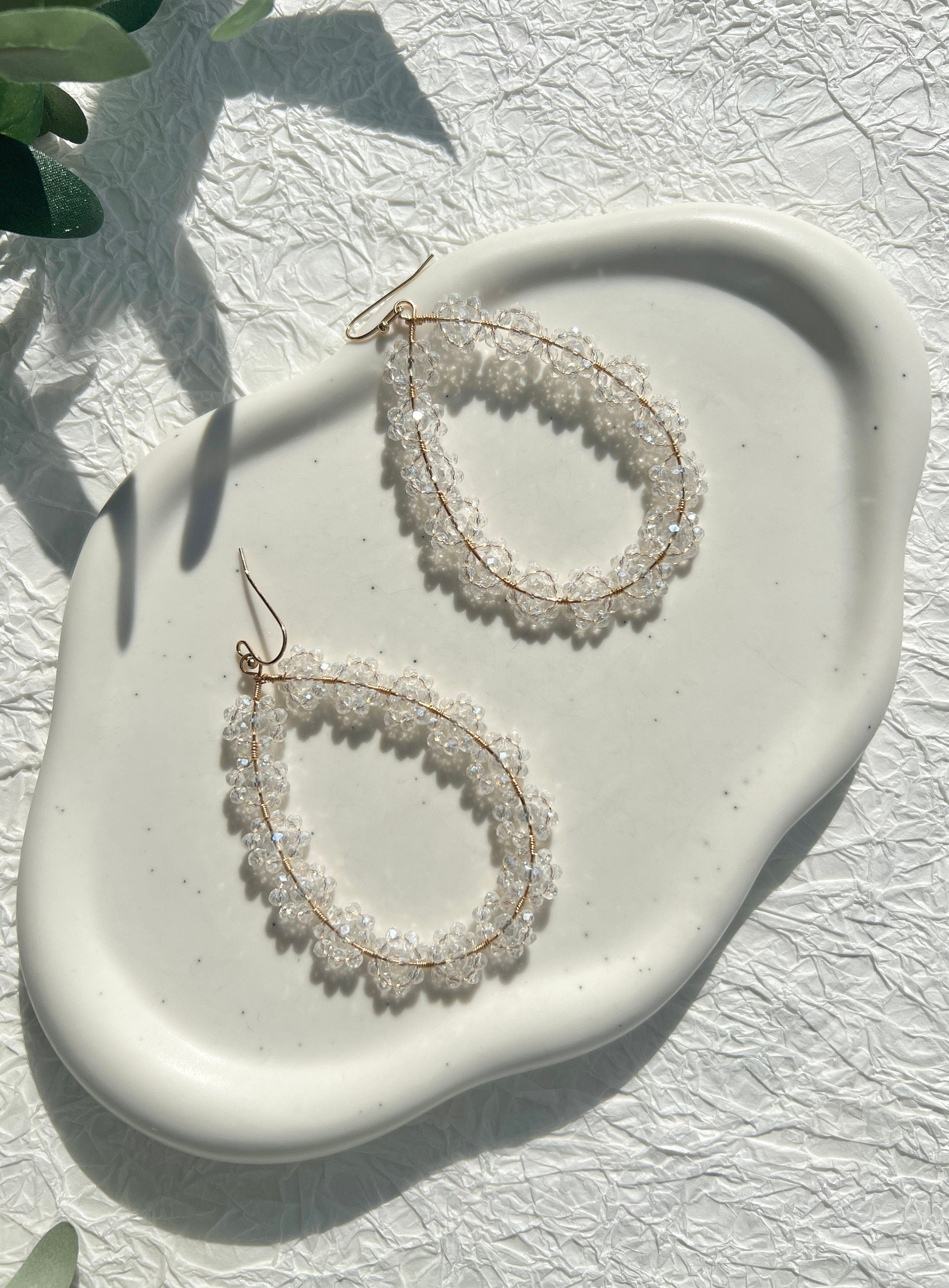 Feine goldene Ohrringe mit transparenten zarten Perlen, ovale Brautohrringe, hochwertiger Brautschmuck, Schmuck fuer die Hochzeit