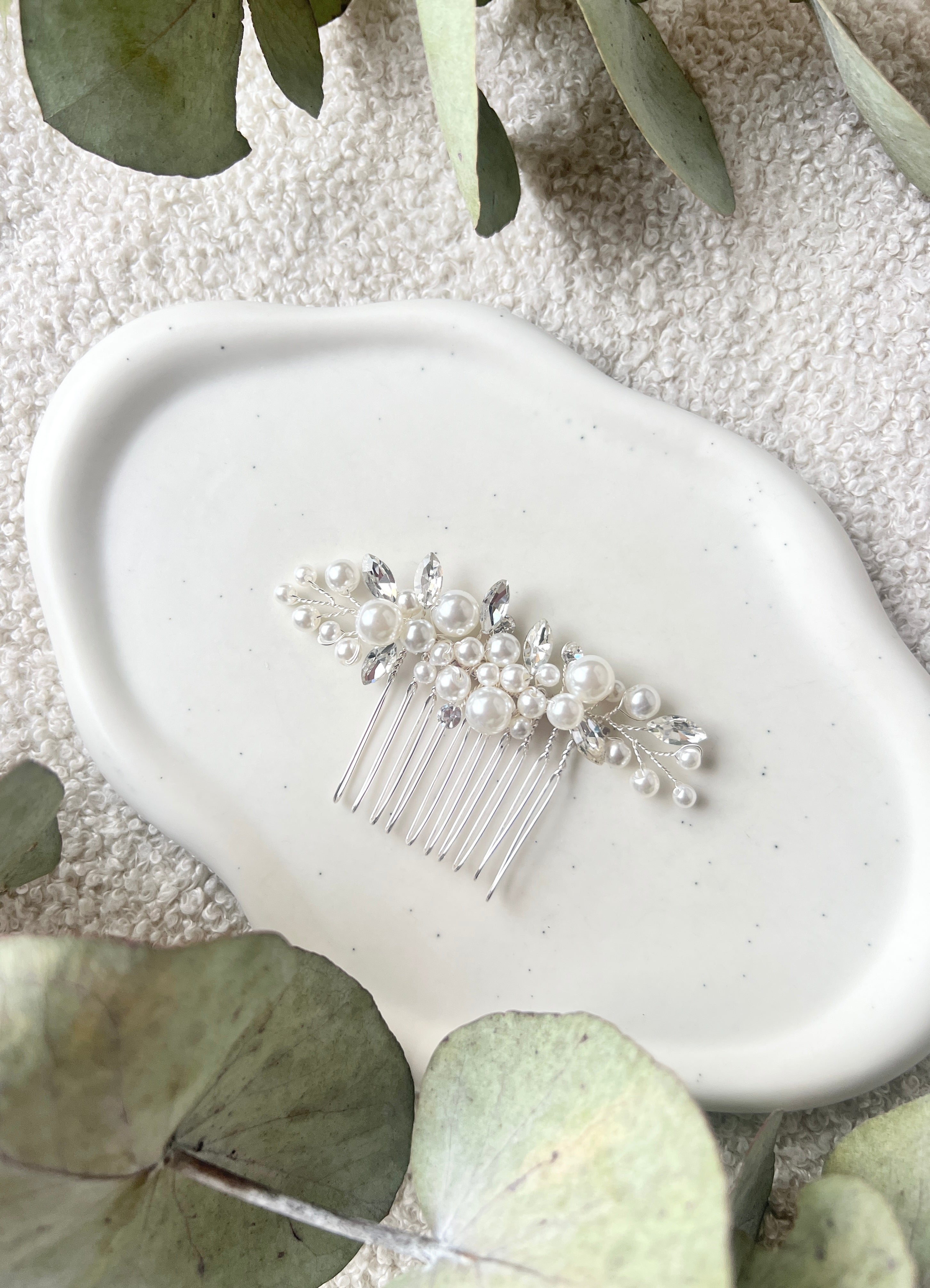 Eleganter Haarschmuck fuer die Braut_Silber_Perlen_Perlenschmuck_feiner Brautschmuck_Brautfrisur_Hochzeit_Weddinginspo