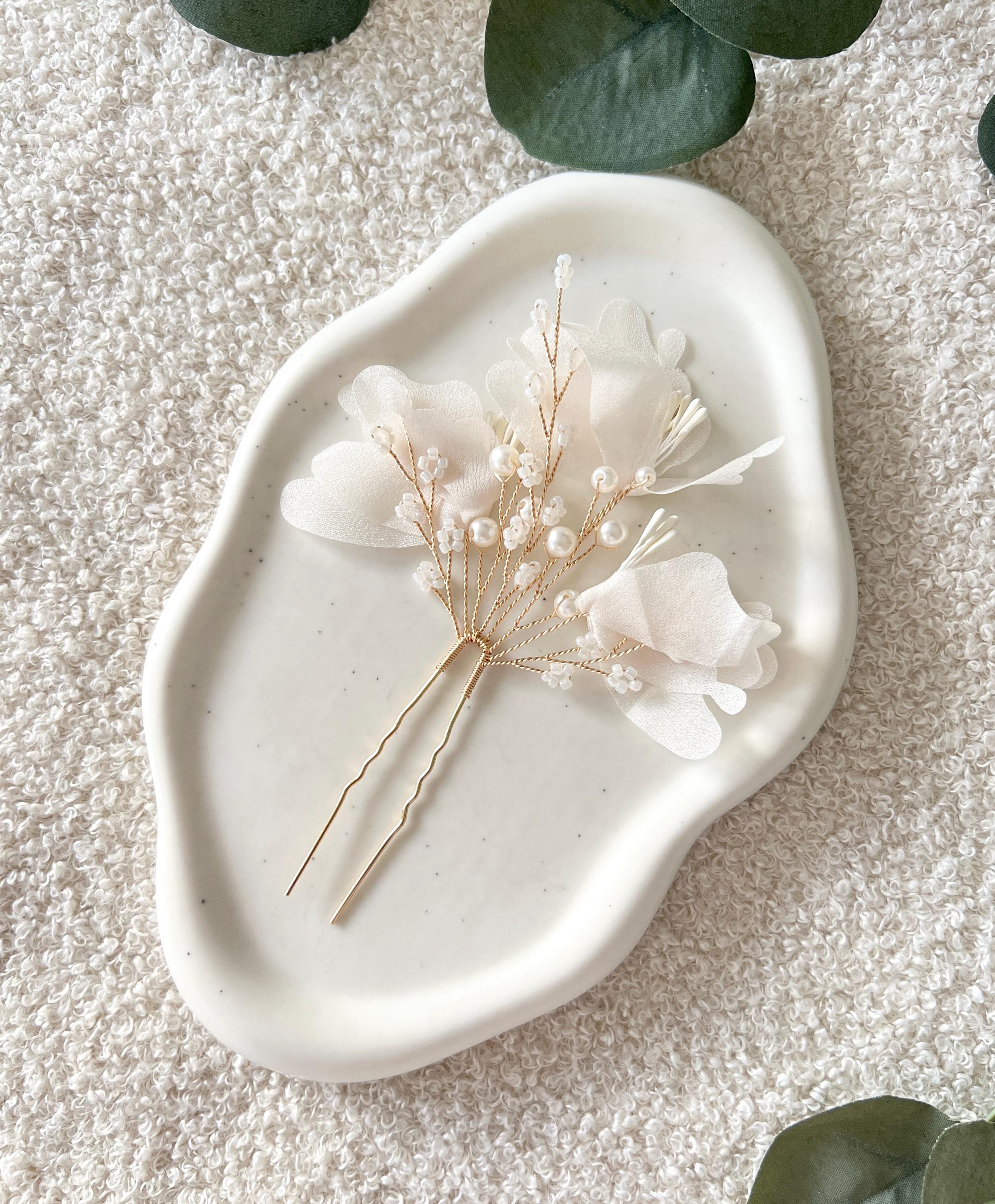 Haarnadel, gold, Blütenblätter, feine weisse Perlen, Brautschmuck, Hochzeit, Hochzeitsschmuck, eleganter Brauthaarschmuck