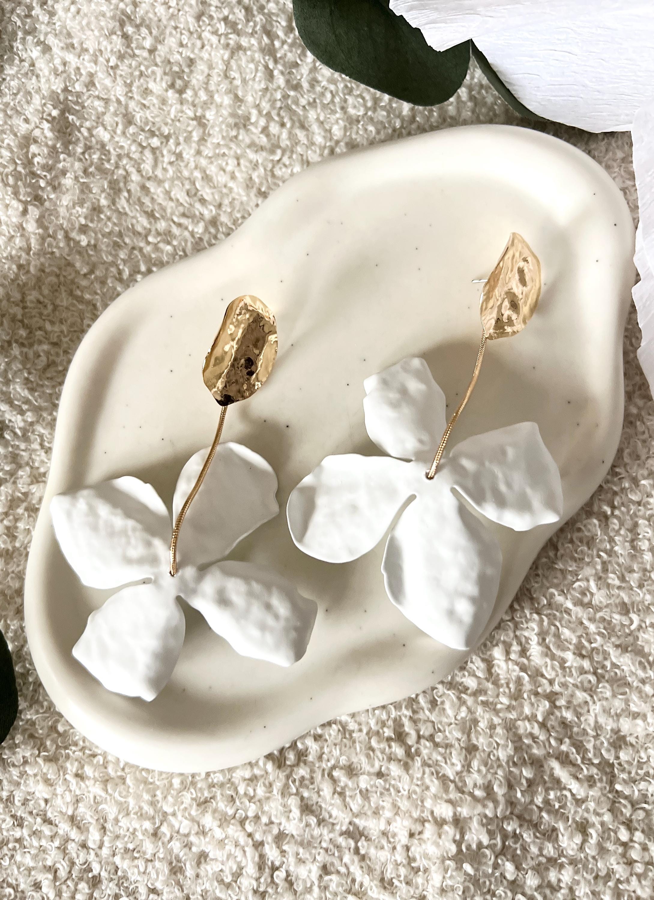 moderne lange Hängeohrringe, Braut Ohrringe, Brautschmuck, große weiße Blätter, Gold Details, Ohrstecker Standesamt, elegante Brautohrringe