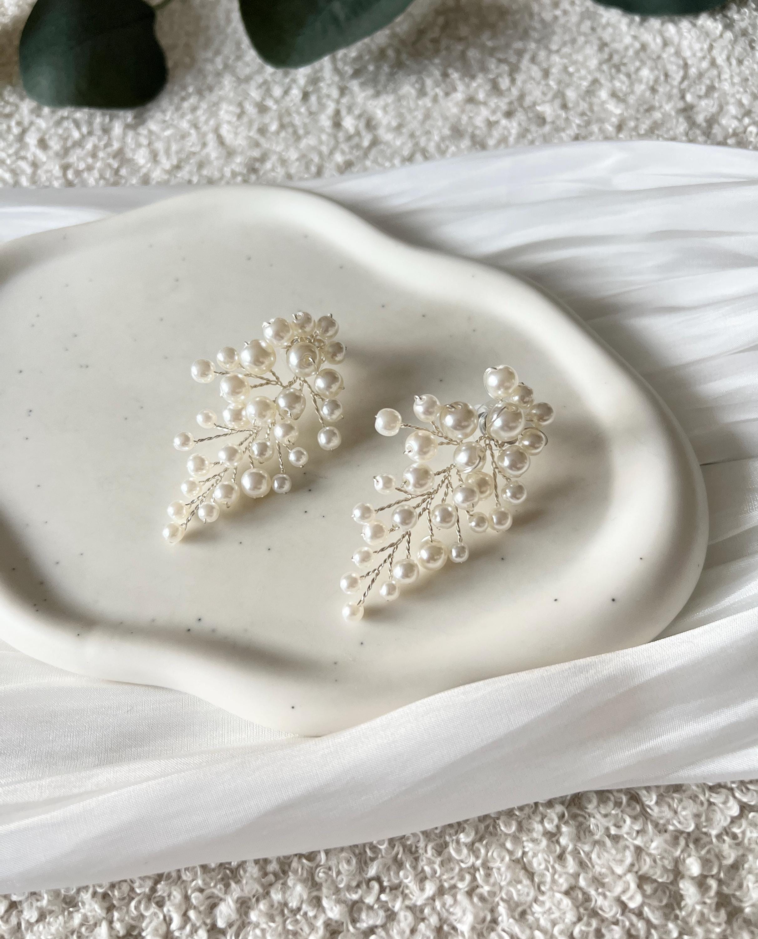 Elegante Perlenohrringe, weiße feine Perlen und silberner Juwelierdraht, Haengende Ohrringe mit Ohrstecker, moderner Brautschmuck, schicke Brautohrringe, Schmuck Hochzeit, Weddinginspiration