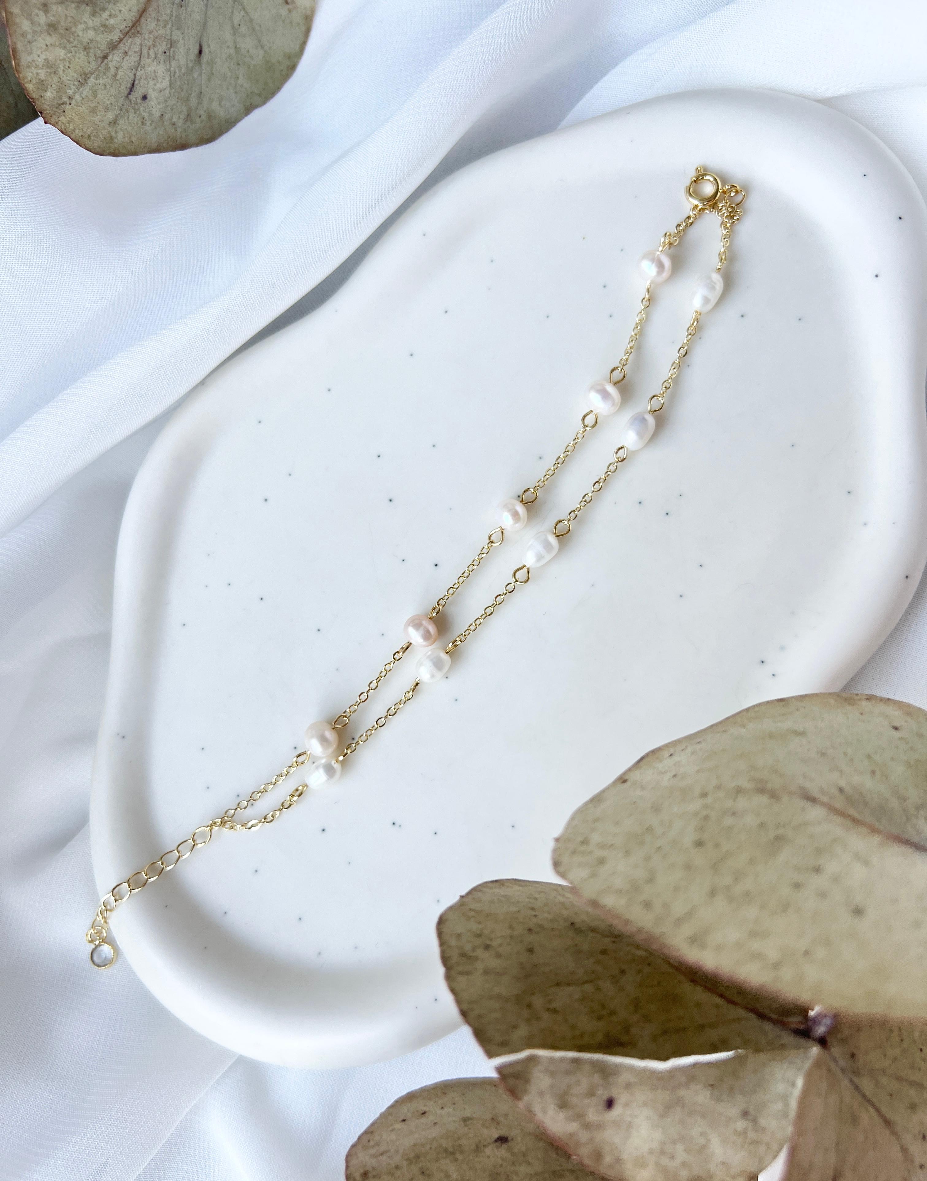 Feiner Brautschmuck, goldenes Armband mit weissen Perlen, Perlenschmuck, Perlenarmband, eleganter Brautschmuck, Geschenk fuer Sie, Geschenk Frauen, Damenschmuck