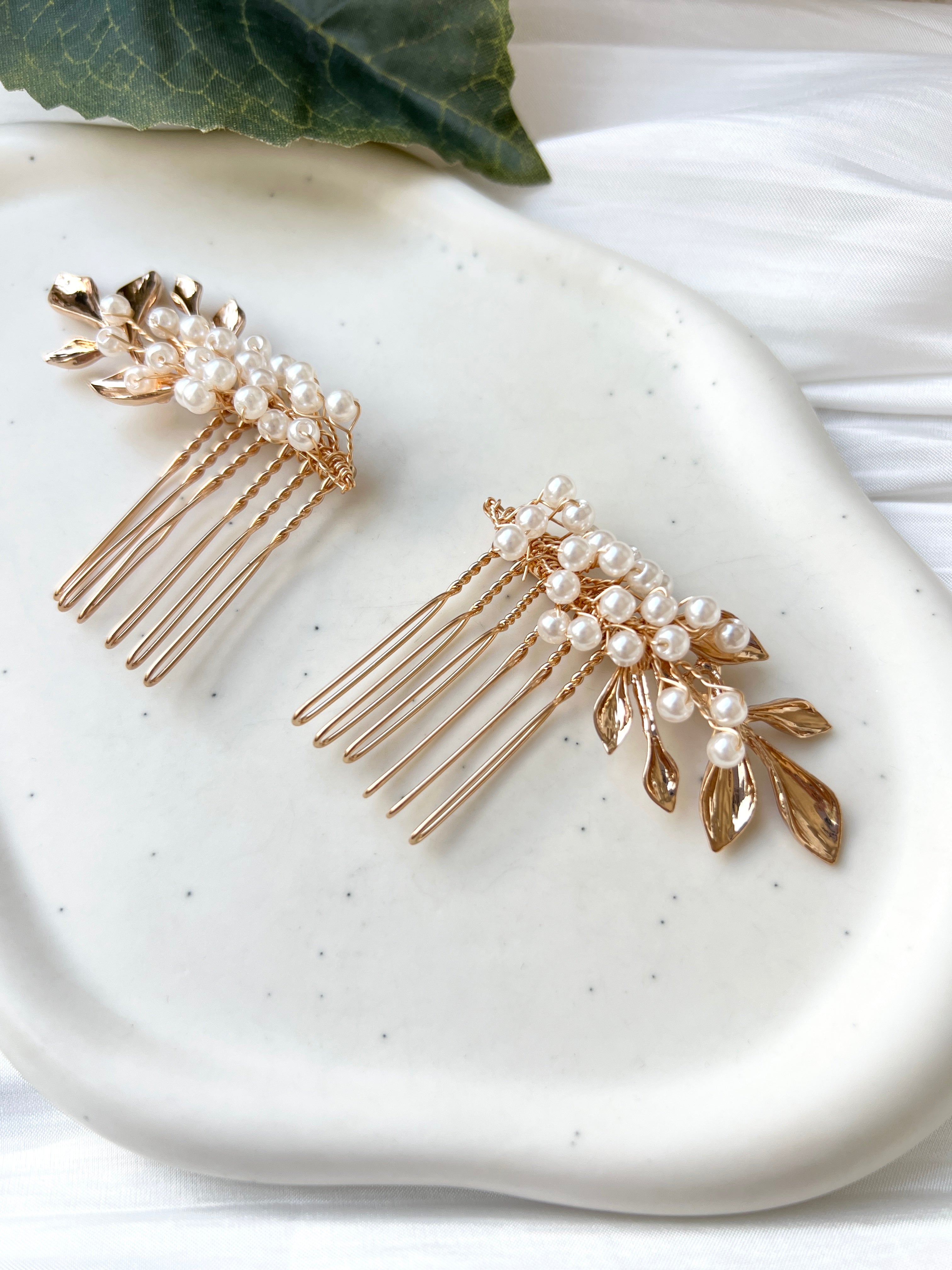Moderner Haarschmuck, warmes Gold mit zarten weissen Perlen, Perlenschmuck, feiner Perlenhaarschmuck, Blaetter, eleganter Brautschmuck, hochwertiger Brauthaarschmuck fuer die Brautfrisur, Hochzeitsschmuck, Haarschmuckset, Weddinginspiration, Bridalinspo, Bridallook