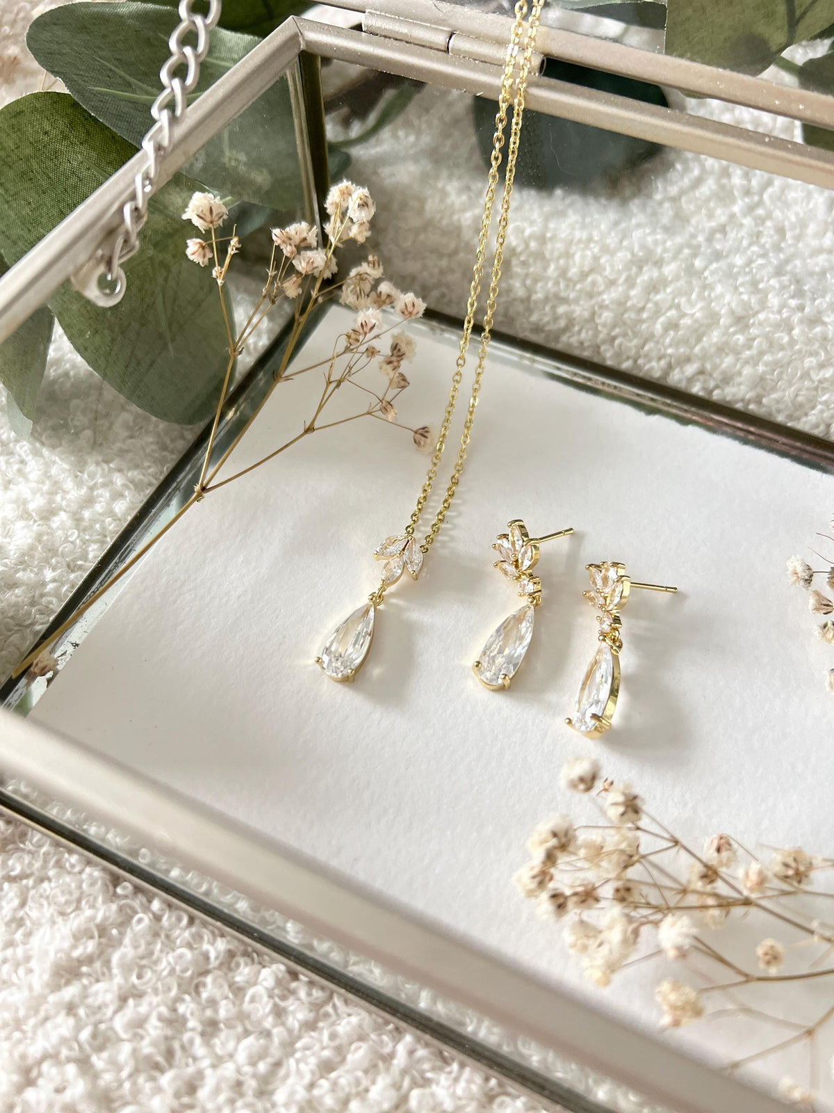 Schmuckset, Braut, Gold, Halskette und Ohrringe, Tropfenohrringe, Ohrschmuck, goldene Ohrstecker, glänzender Schmuck, Hochzeit, Schmuckset