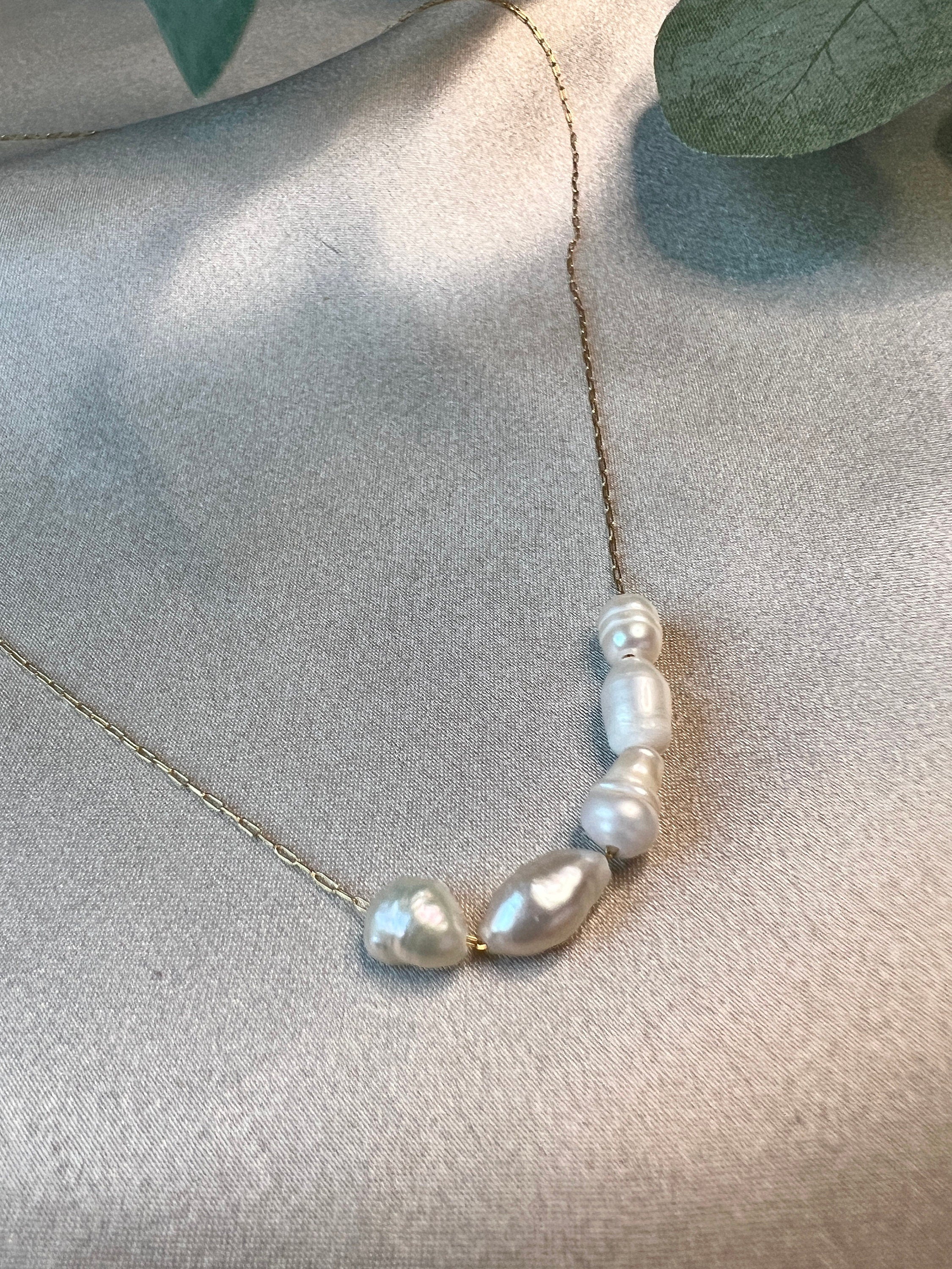 Feine Perlenhalskette, Edelstahl, dünnes Band, golden, Choker, Halskette für Frauen-Halskette-Schmuckblüte