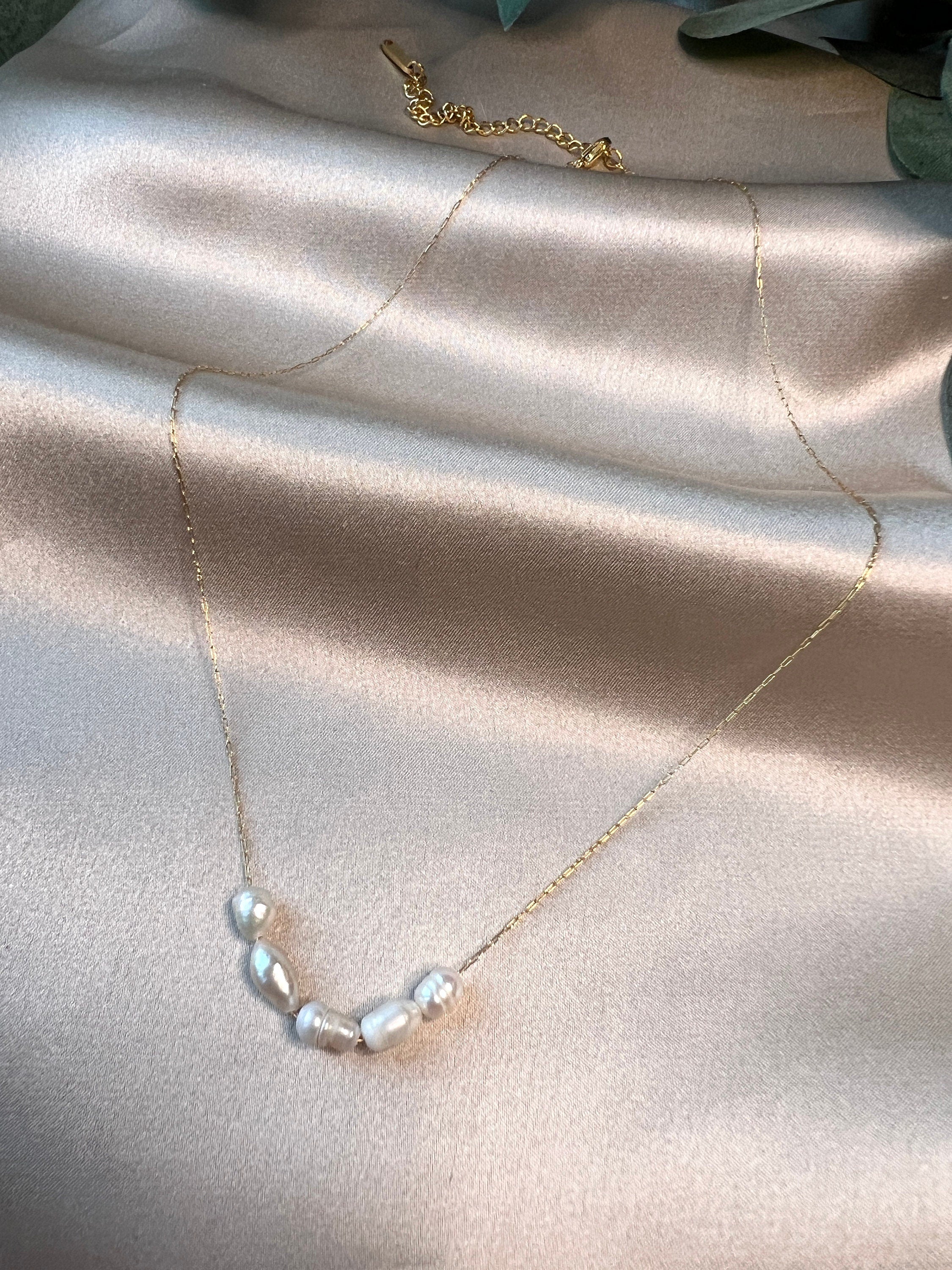 Feine Perlenhalskette, Edelstahl, dünnes Band, golden, Choker, Halskette für Frauen-Halskette-Schmuckblüte