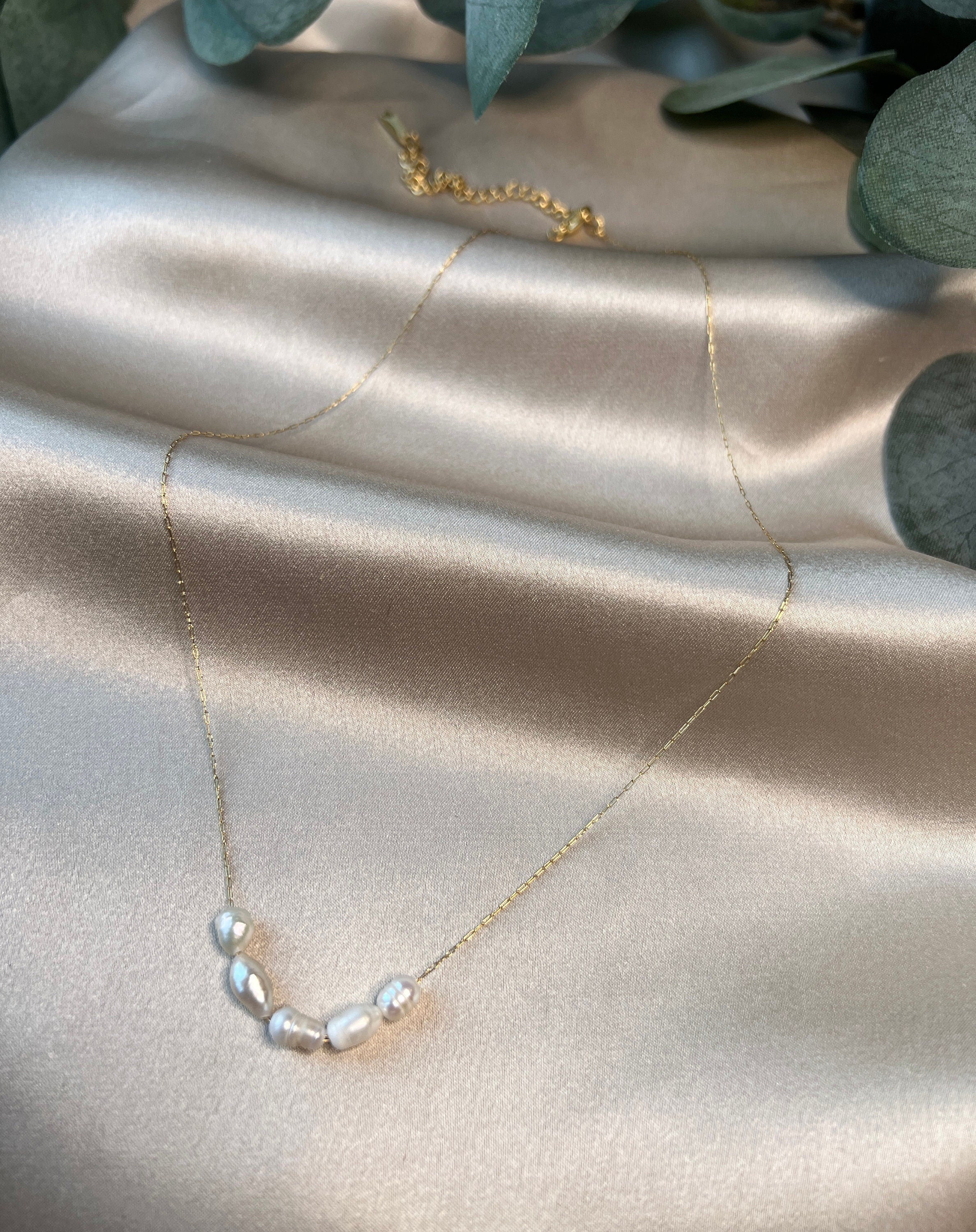 Feine Perlenhalskette, Edelstahl, dünnes Band, golden, Choker, Halskette für Frauen-Halskette-Schmuckblüte