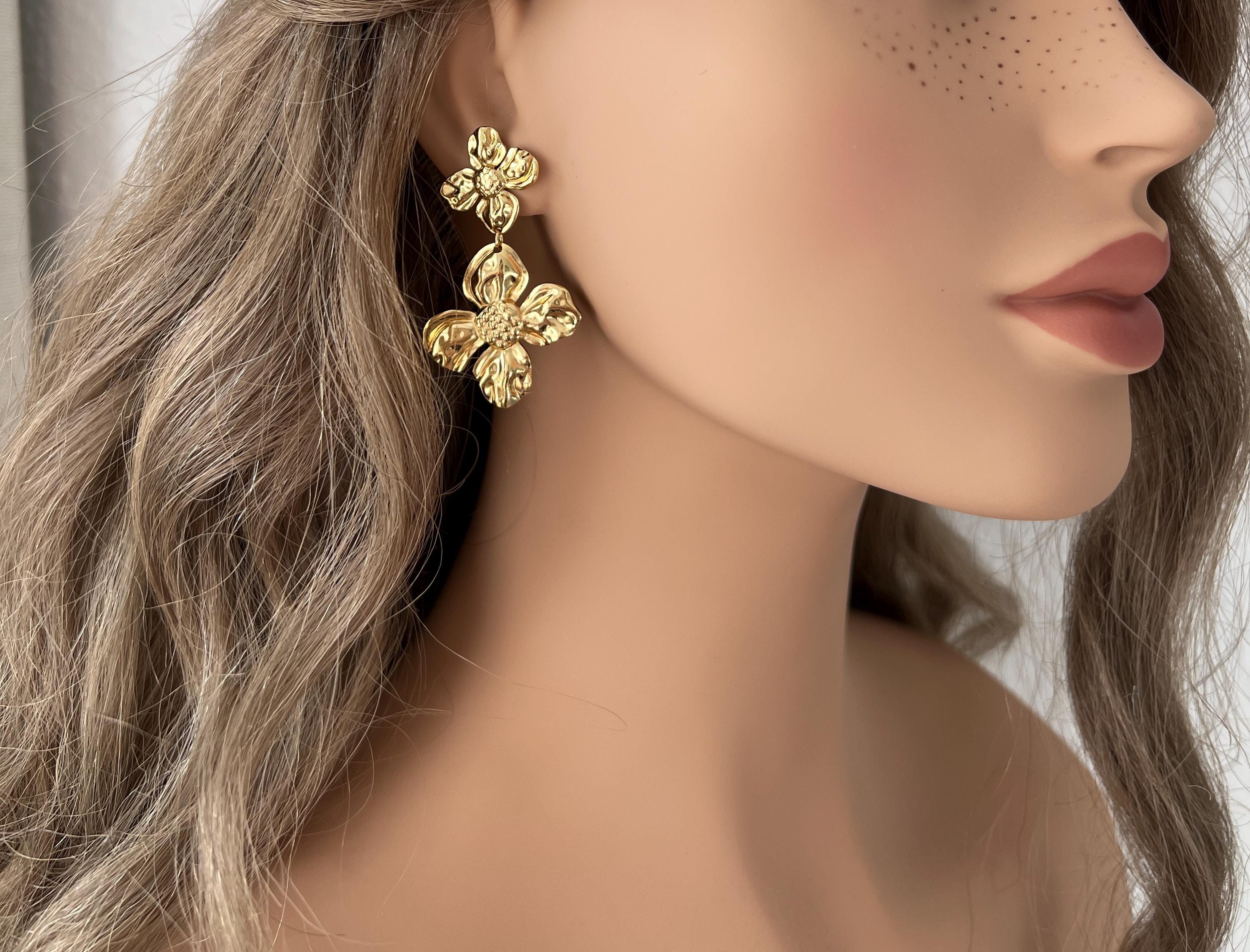 Goldene große Brautohrringe, moderne Ohrringe mit glaenzenden Blumen, feine Brautohrringe, Schmuck Hochzeit, lange Haengeohrringe, Ohrstecker, Brautjungfer, Damenschmuck, Ohrschmuck Frauen, eleganter Brautschmuck, Schmuckbuete