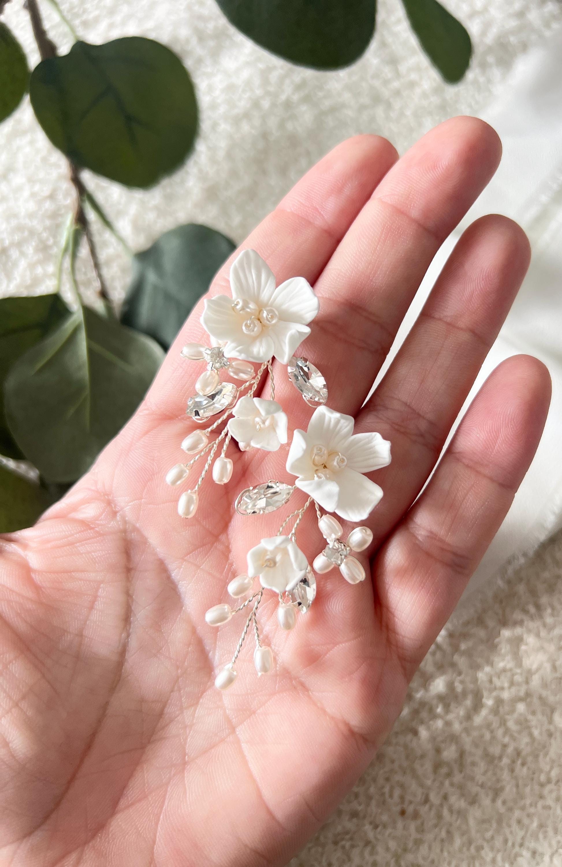 Brautohrringe, weiße Blueten, Strass Steine, weiße Perlen Ohrringe, Brautschmuck, Schmuck Hochzeit, Blumen Ohrstecker