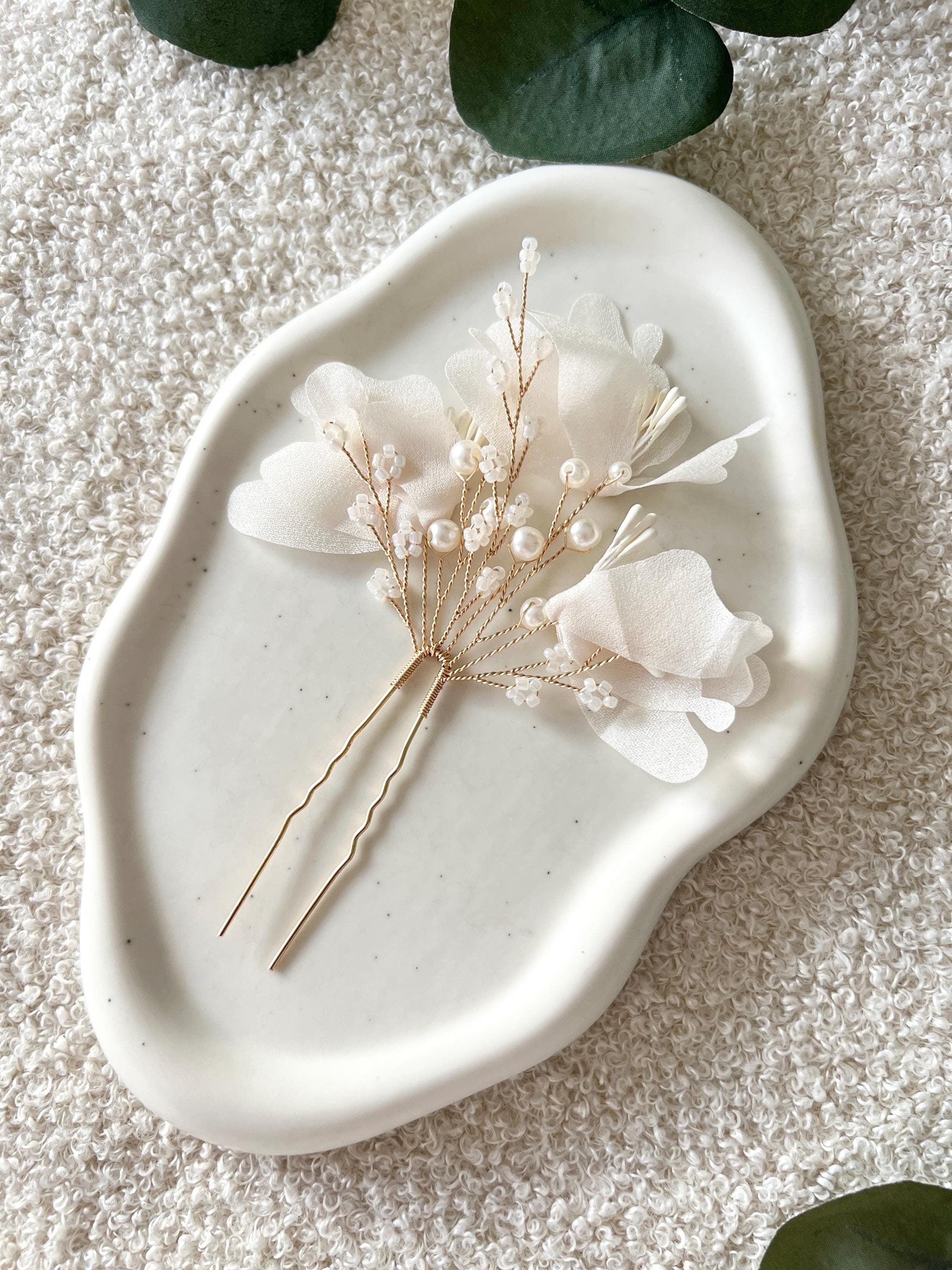Haarnadel, gold, Blütenblätter, feine weisse Perlen, Brautschmuck, Hochzeit, Hochzeitsschmuck, eleganter Brauthaarschmuck