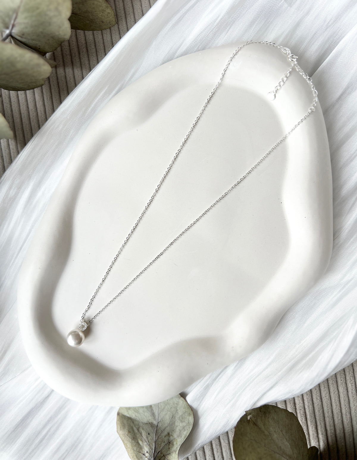 Feine Perlenhalskette, Brautschmuck, Silber, Perlenschmuck, Perlenkette, Hochzeitsschmuck, Hochwertige Kette, hellsilber, Brautjungfer, Trauzeugin, Geschenk für Frauen, Weihnachtsgeschenk