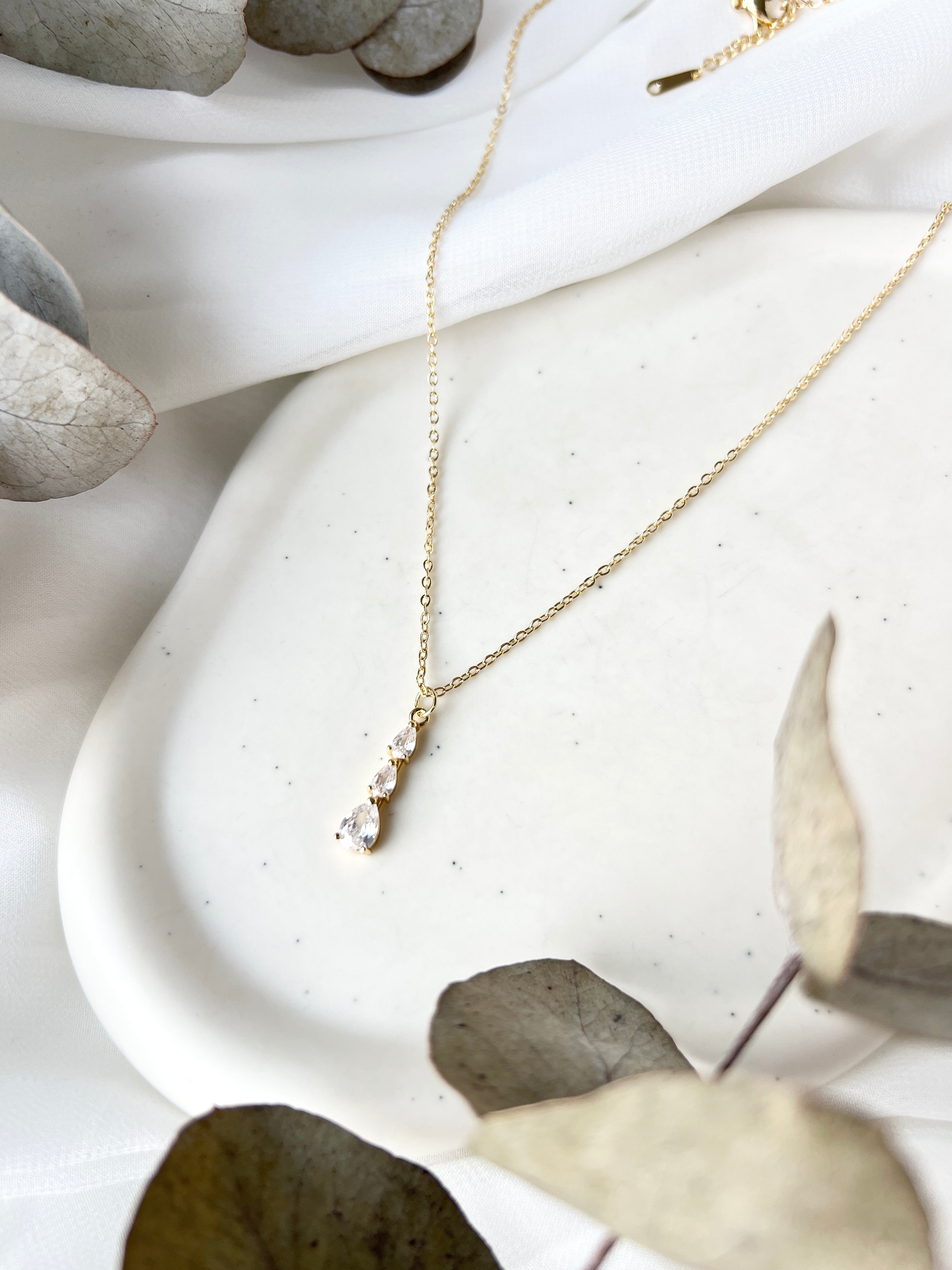 Feine Halskette, goldener Brautschmuck, Brauthalskette, Edelstahl, verstellbare Laenge, Hochzeitsschmuck, Gold, funkelnder Cubic Zirconia Anhaenger, elegante Kette, Hochzeit, Schmuck, Damenschmuck, Geschenk für Sie, Frauenschmuck, Weddinginspiration