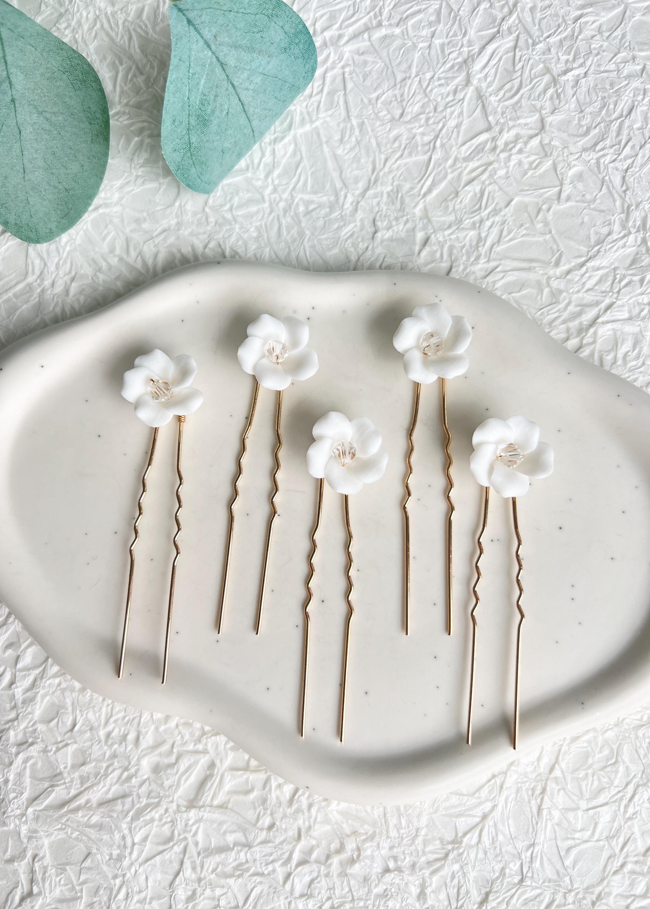 Haarnadeln, Braut, Gold, Haarschmuck, Set 5 Stueck, transparent glaenzende Perlen und zarte weiße Blumen aus Keramik, moderner Brautschmuck, Bluete, feiner Brauthaarschmuck, hochwertiger Schmuck Hochzeit, Brautfrisur, Weddinginspiration, Bridallook, Brautjungfer, Schmuckbluete