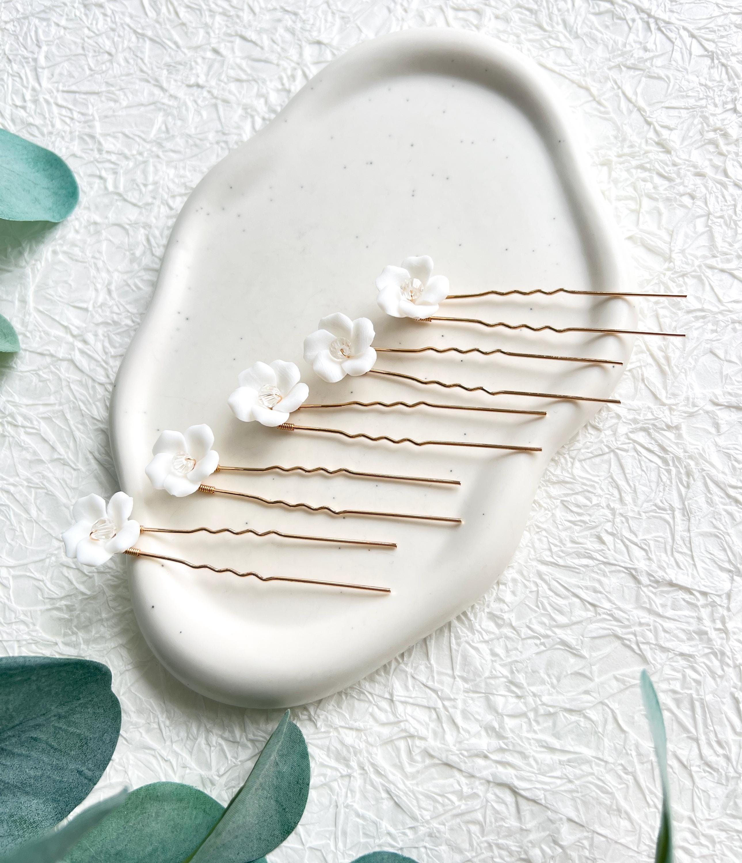 Haarnadeln, Braut, Gold, Haarschmuck, Set 5 Stueck, transparent glaenzende Perlen und zarte weiße Blumen aus Keramik, moderner Brautschmuck, Bluete, feiner Brauthaarschmuck, hochwertiger Schmuck Hochzeit, Brautfrisur, Weddinginspiration, Bridallook, Brautjungfer, Schmuckbluete