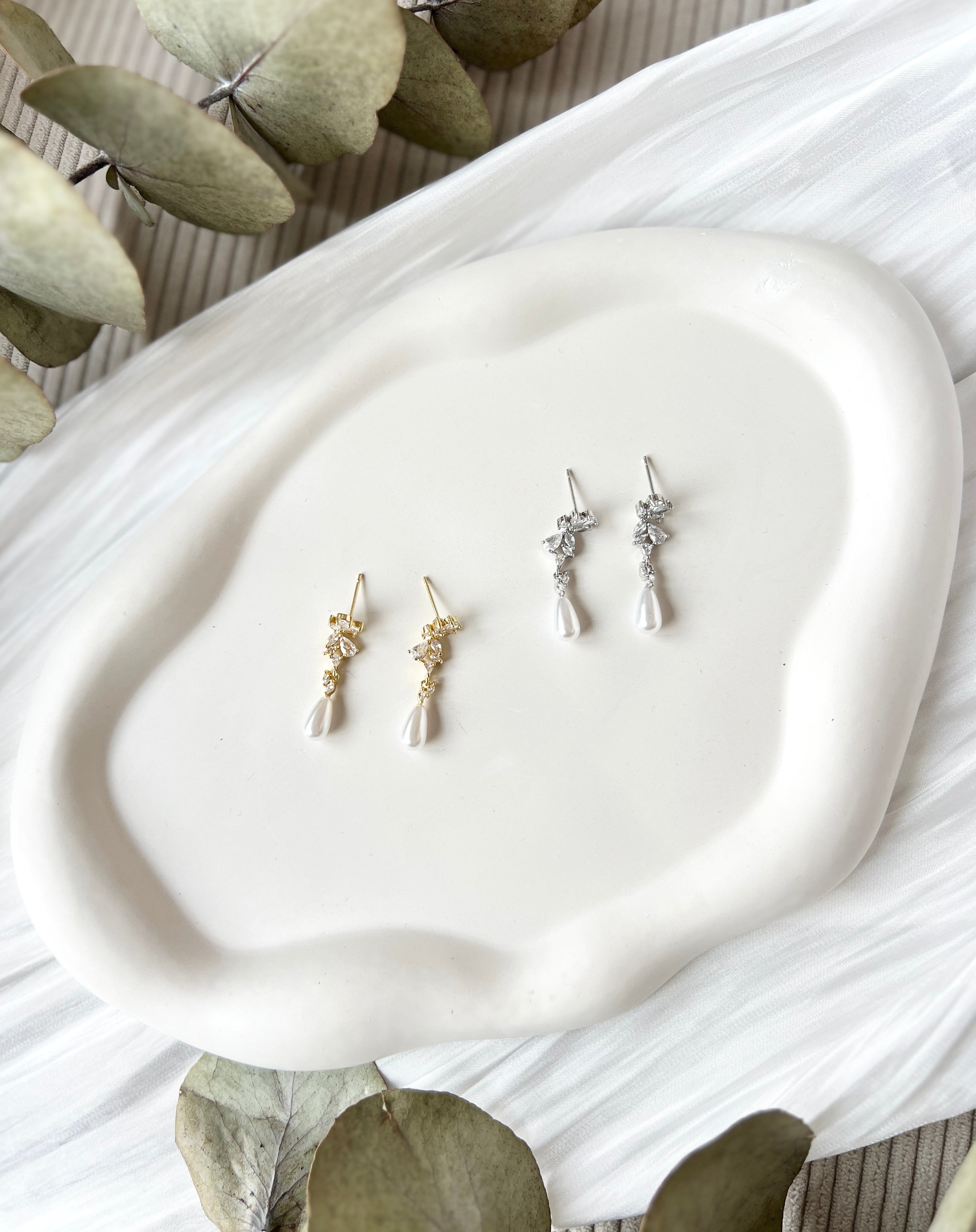 Hängende Perlenohrstecker mit ovalen weißen Perlen und funkelnden Zirkoniasteinen, moderne Brautohrringe, Gold oder Silber, Ohrringe fuer Frauen, Elegante Ohrstecker fuer die Braut, Brautjungfer oder Trauzeugin, hochwertiger Schmuck Hochzeit, Geschenk fuer Sie, Weihnachtsgeschenk Frauen, feiner Damenschmuck