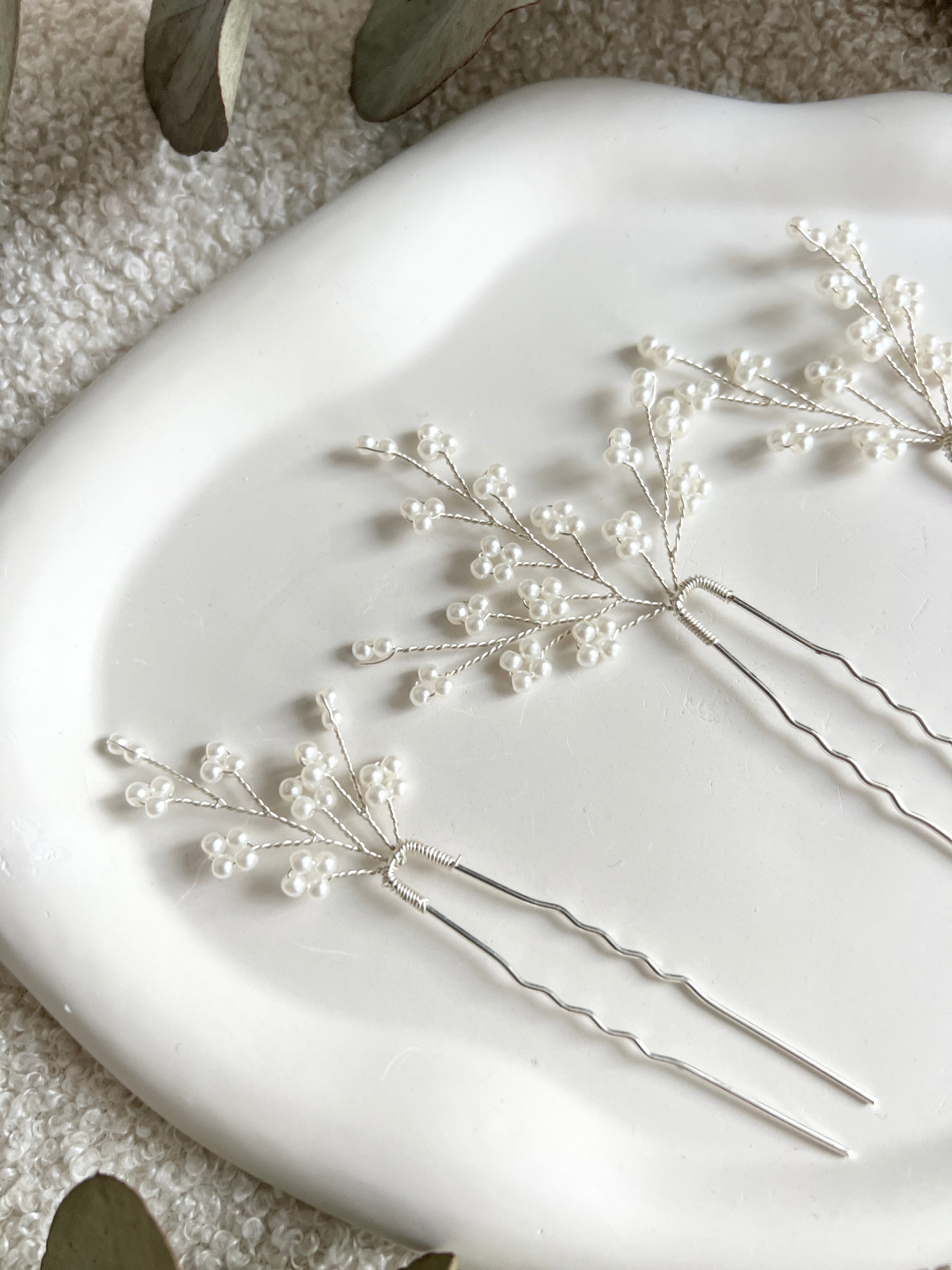 Haarschmuck, Set 3 Stück, Silber, Brautschmuck, Haarspangen, weiße zarte Perlen, Haarnadeln fuer die Braut, silberner Brauthaarschmuck, Brautfrisur, Weddinginspiration, Schmuck Hochzeit, Brauthaarschmuck, Brautset, feiner Perlenschmuck, Brautjungfern, Schmuckbluete
