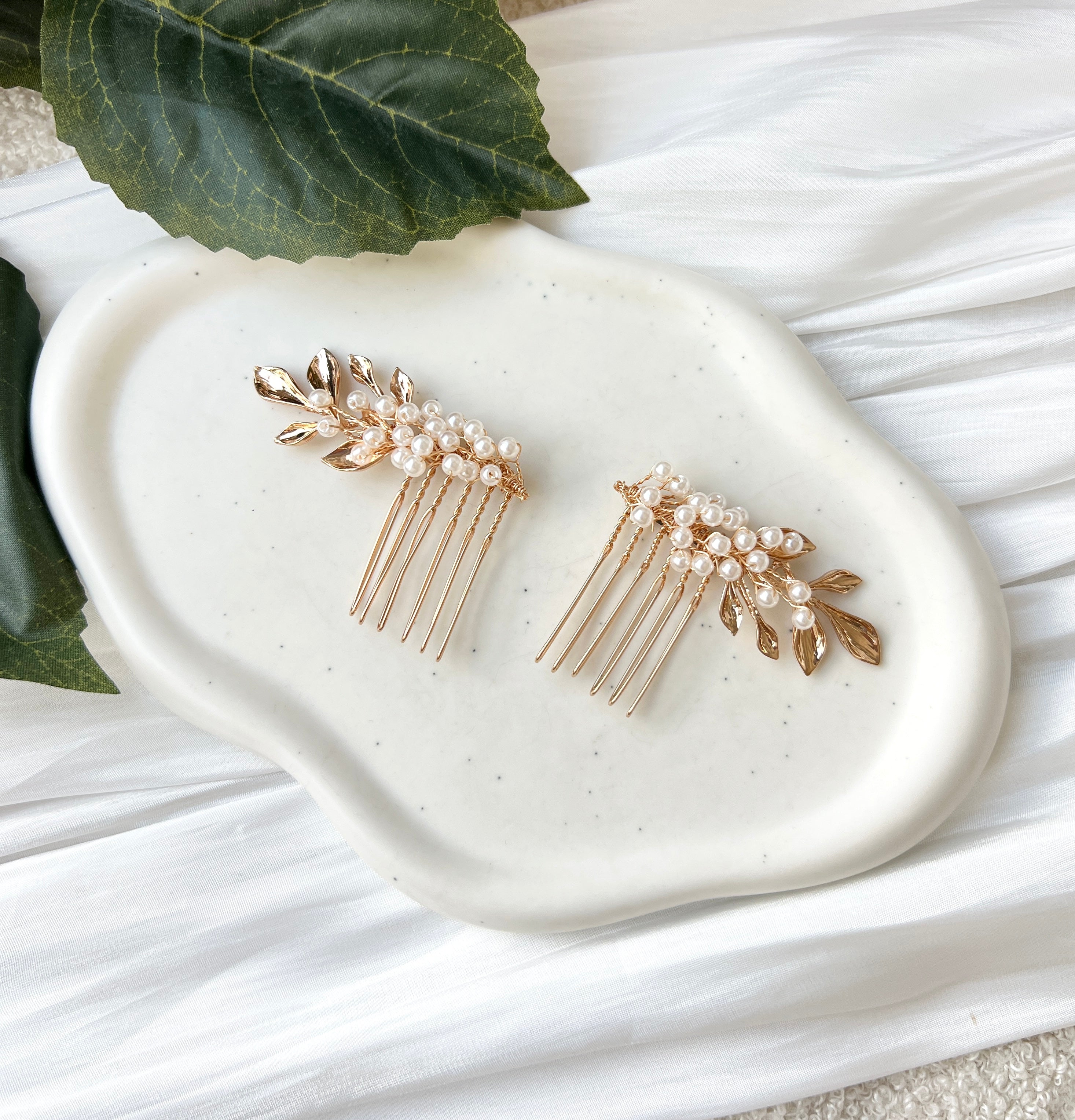 Moderner Haarschmuck, warmes Gold mit zarten weissen Perlen, Perlenschmuck, feiner Perlenhaarschmuck, Blaetter, eleganter Brautschmuck, hochwertiger Brauthaarschmuck fuer die Brautfrisur, Hochzeitsschmuck, Haarschmuckset, Weddinginspiration, Bridalinspo, Bridallook