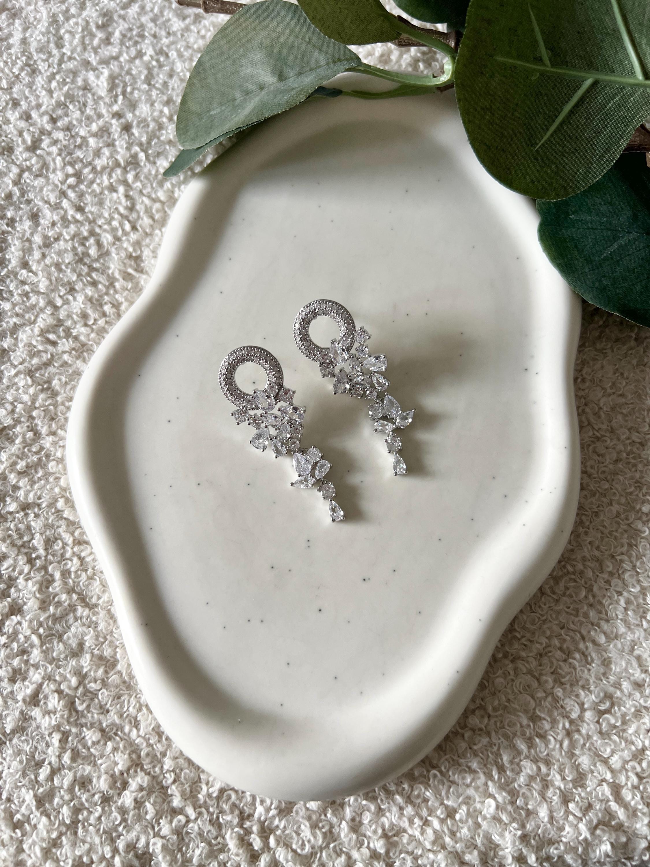 Moderne Brautohrringe, silberne Ohrringe, Schmuck Silber, Brautschmuck, Standesamtlook, Bride to Be, feine funkelnde Haengeohrringe, Brautjungfer, Schmuckbluete