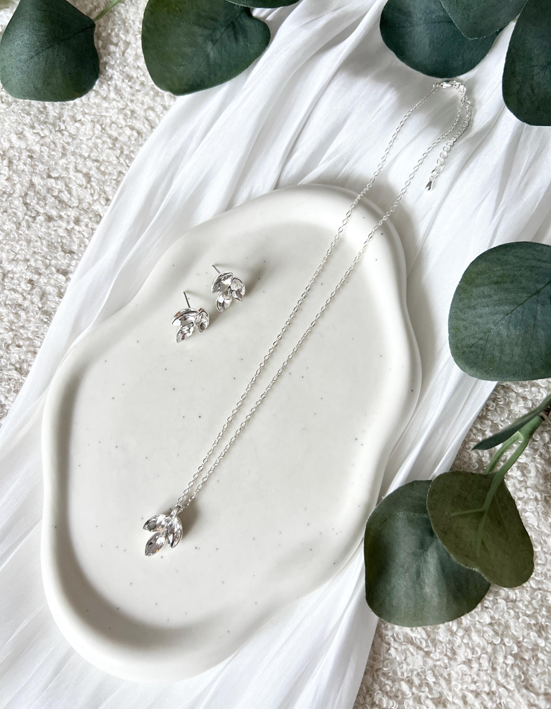 Brautschmuckset, Set Halskette und Ohrringe, Schmuck in Hellsilber, Strass, glaenzende Kette, Brautschmuck, feine Brautohrringe, elegante Brauthalskette, Ohrstecker, Hochzeit, Damenschmuck, Damenohrringe,Schmuckset, Geschenk fuer Sie, Weddinginspiration, Bridallook, Bridalstyle